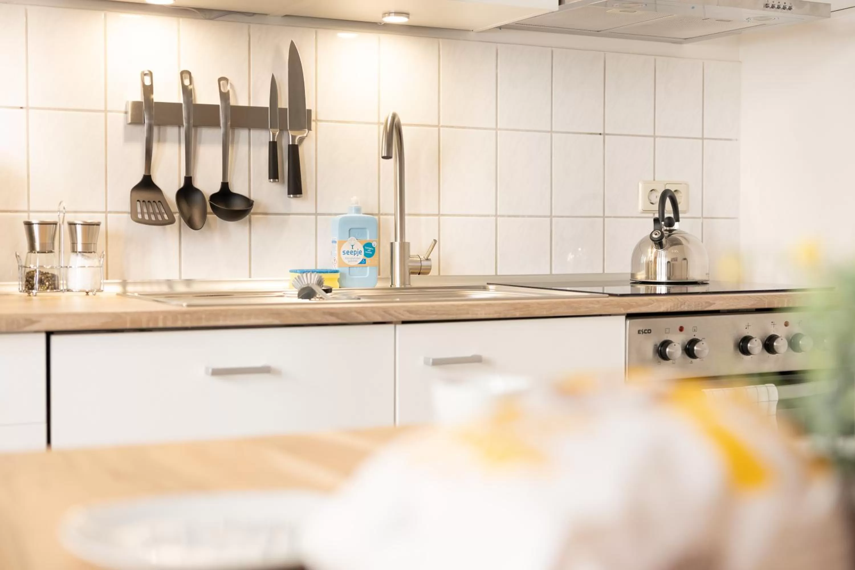 Kitchen or kitchenette, Kitchen/Kitchenette in Ko-Living Space an der Oper - Street Art Design Apartments