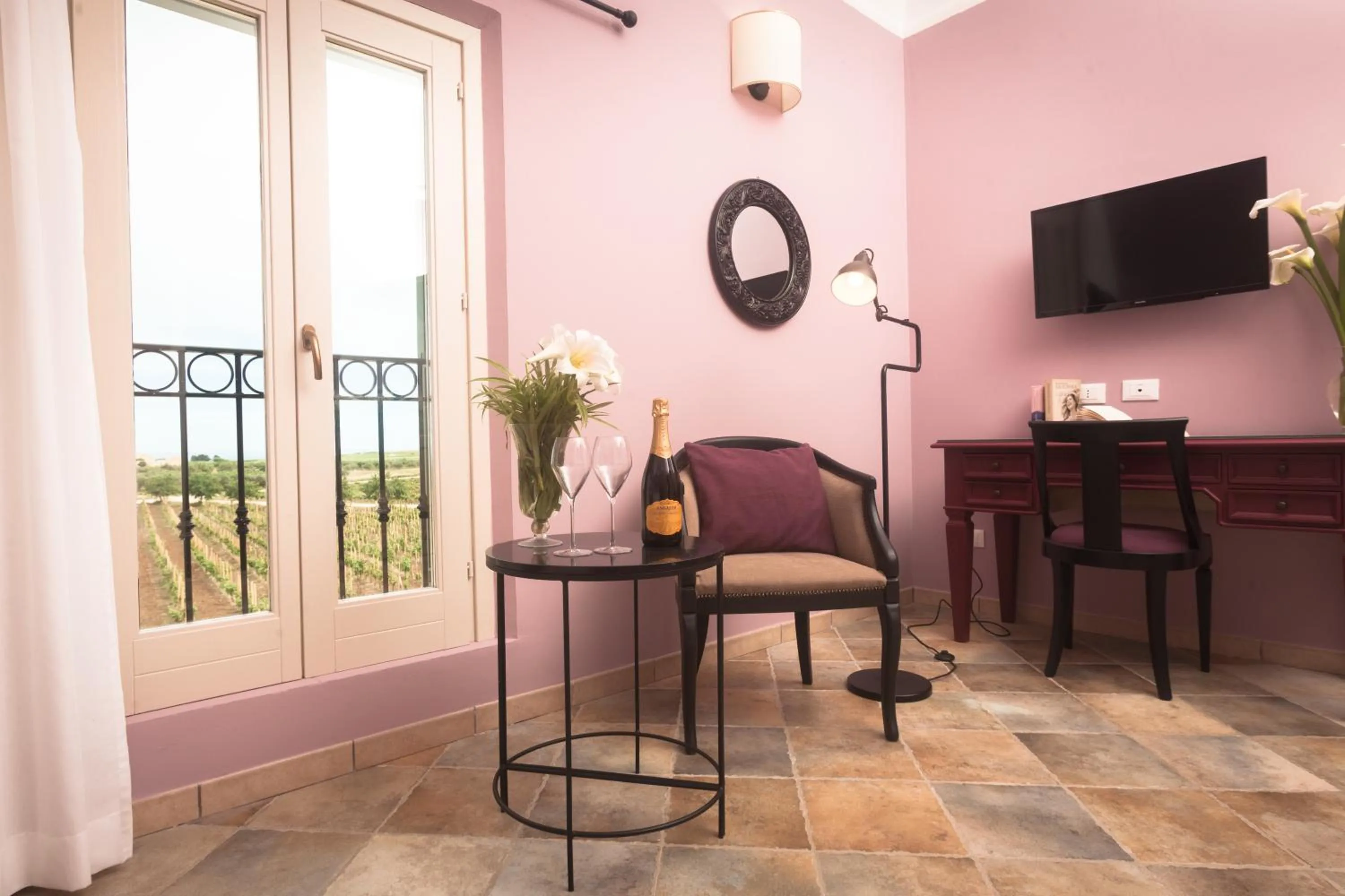 TV and multimedia in Agriturismo Baglio Donnafranca Wine Resort