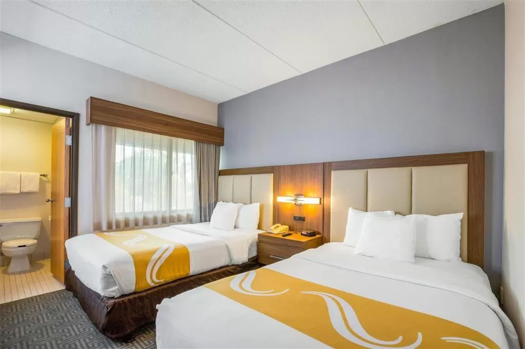 Bed in Quality Suites Lansing West