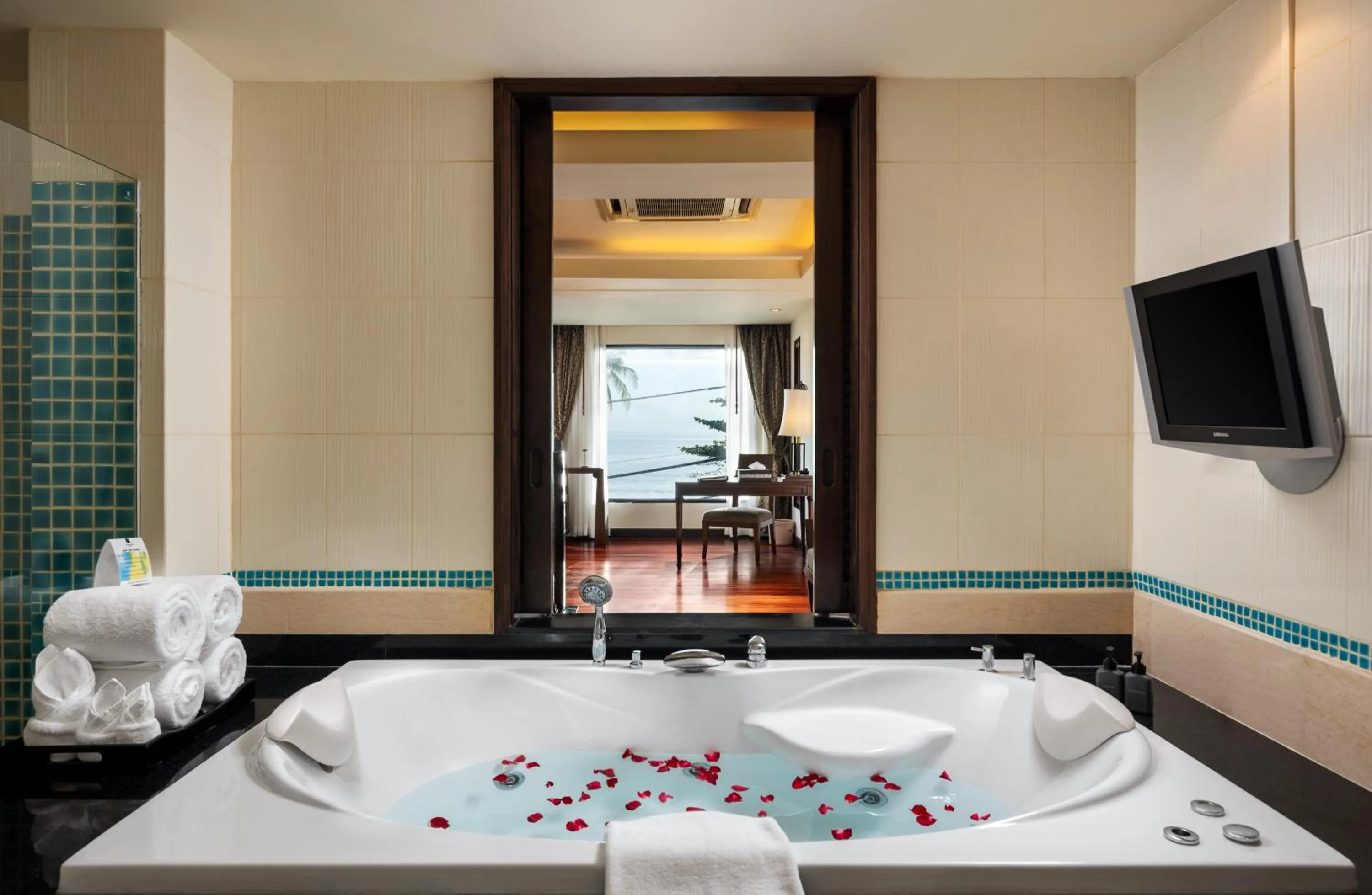 Hot Tub, Bed in Patong Paragon Resort & Spa SHA Extra Plus