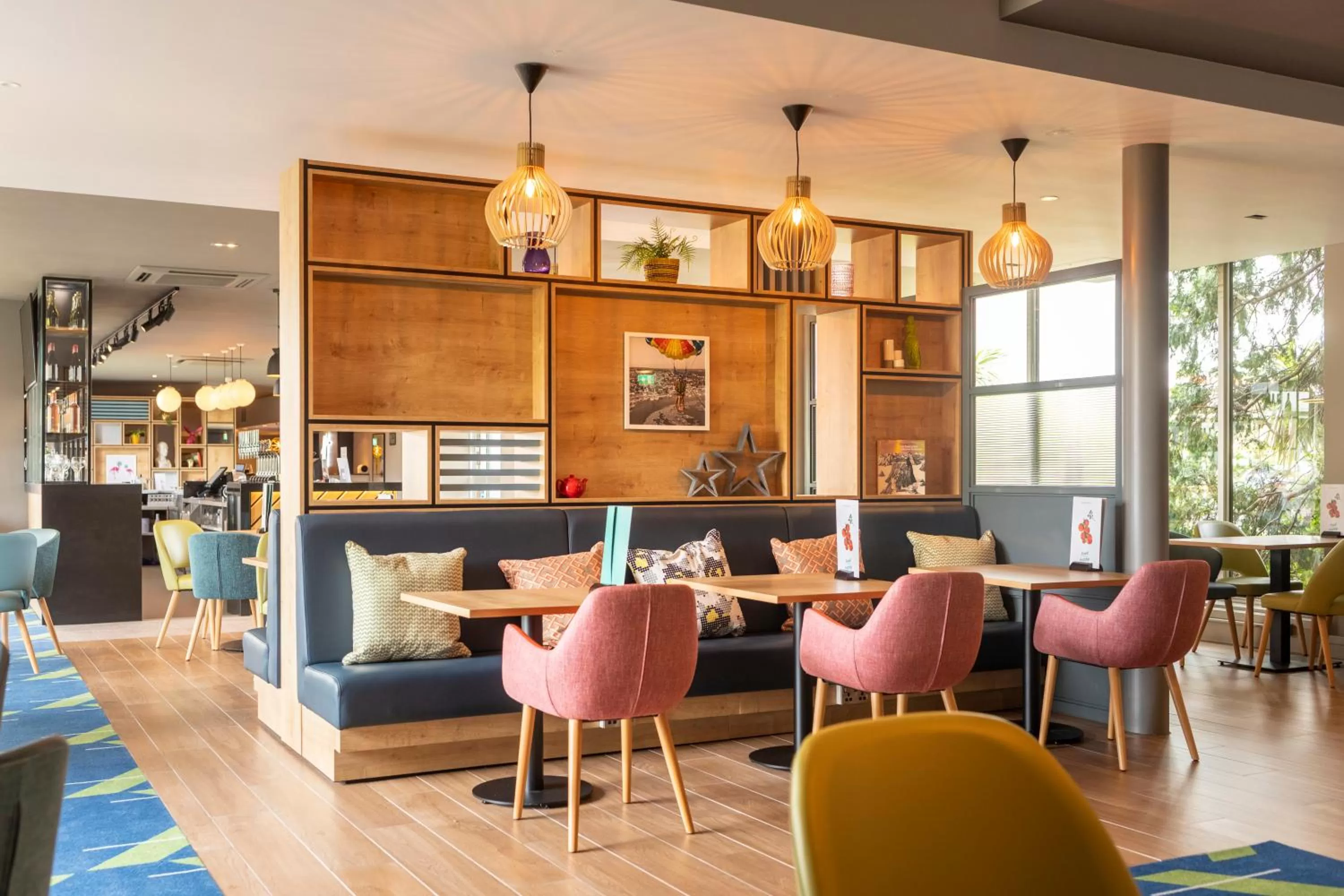 Lounge or bar in Holiday Inn Basildon by IHG