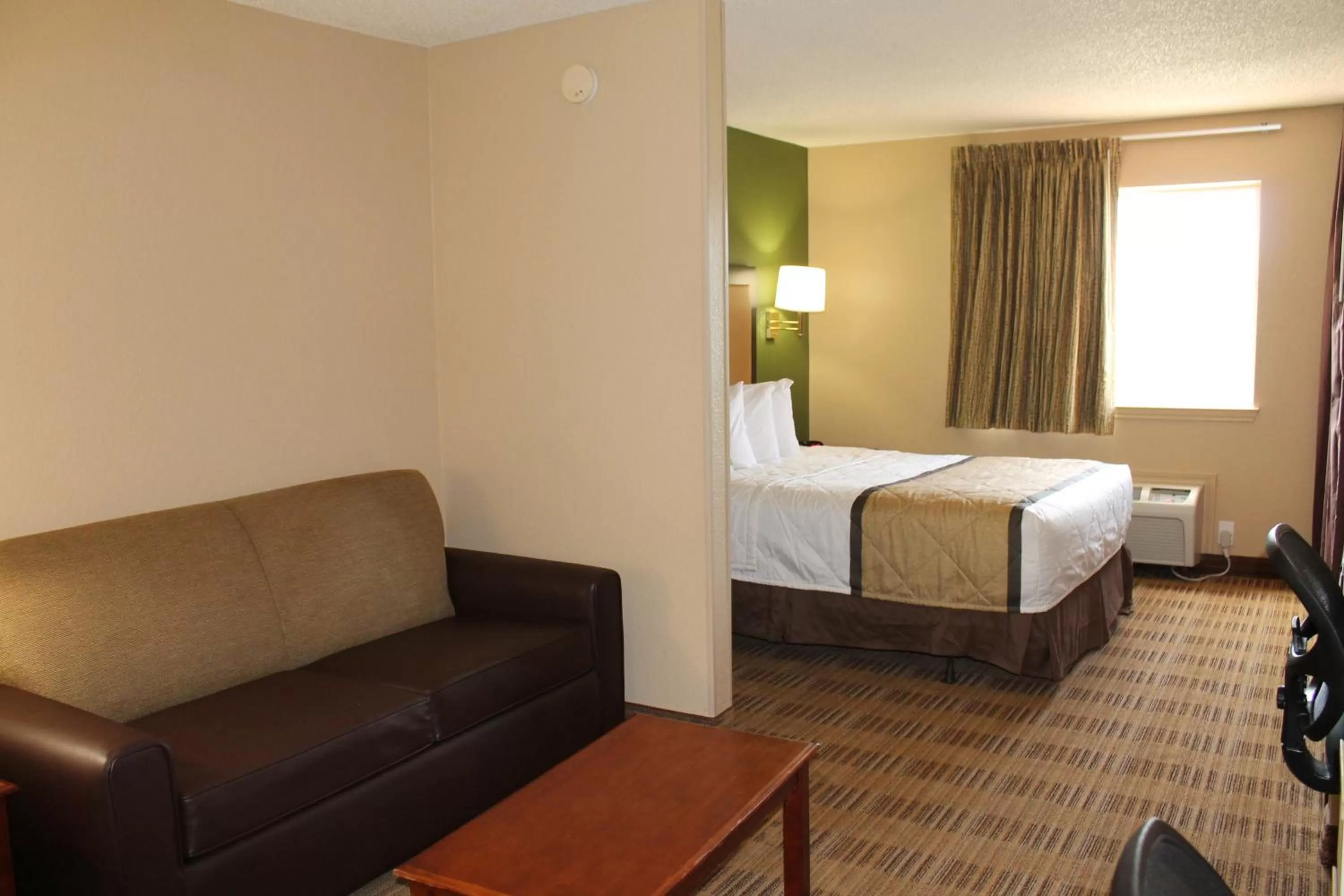 Bed in Extended Stay America Suites - Houston - Katy Freeway - Energy Corridor