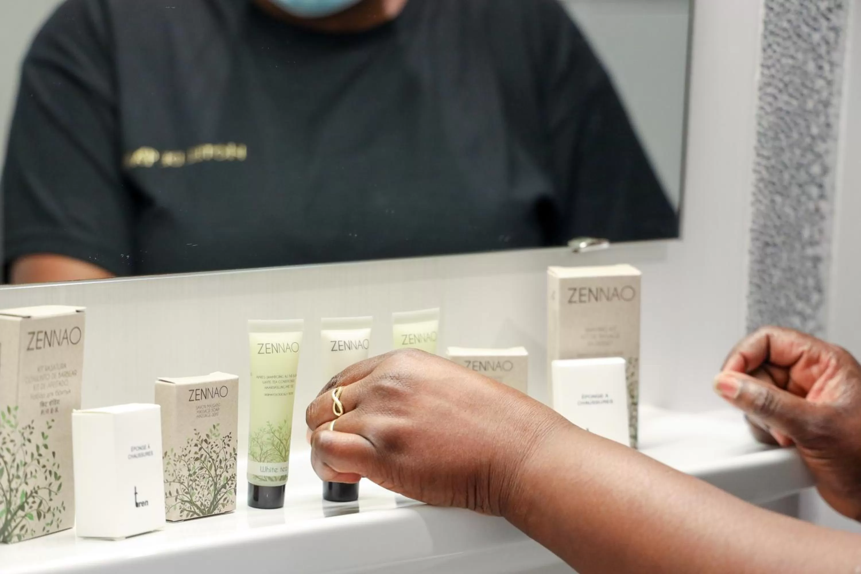 Staff in HOTEL DE PARIS MONTPARNASSE