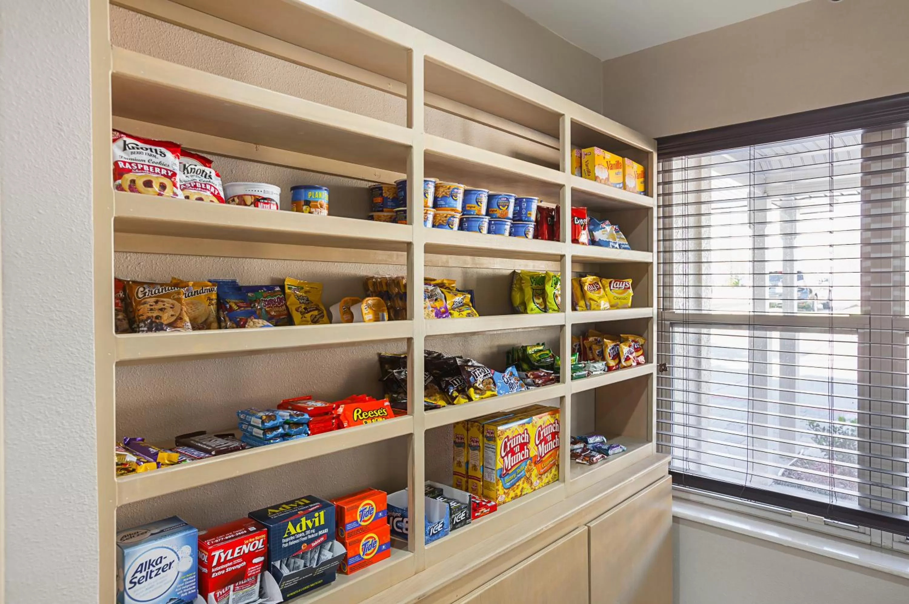 On-site shops in Country Inn & Suites by Radisson, Lewisville, TX