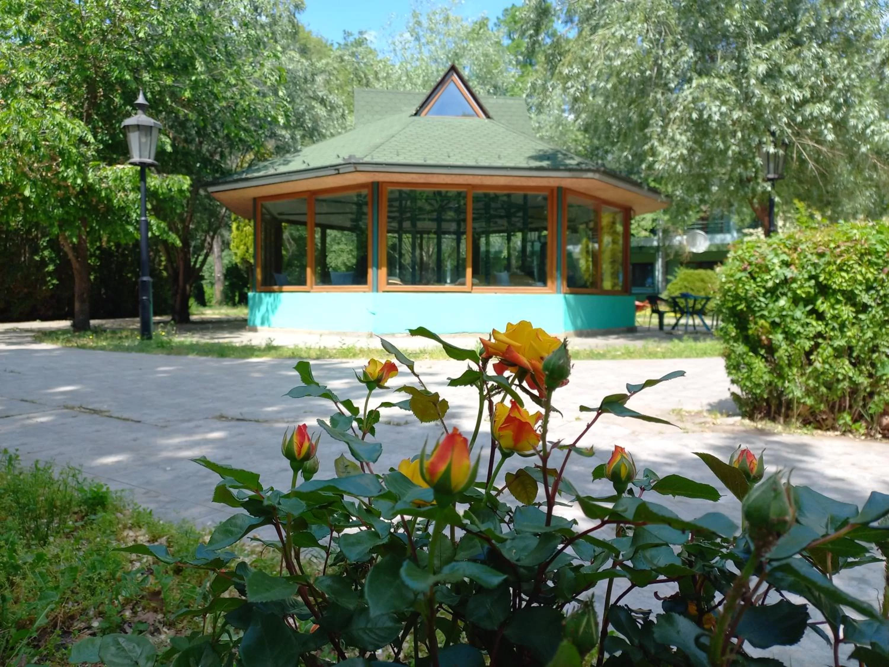 Garden, Property Building in Garni Hotel Lupus