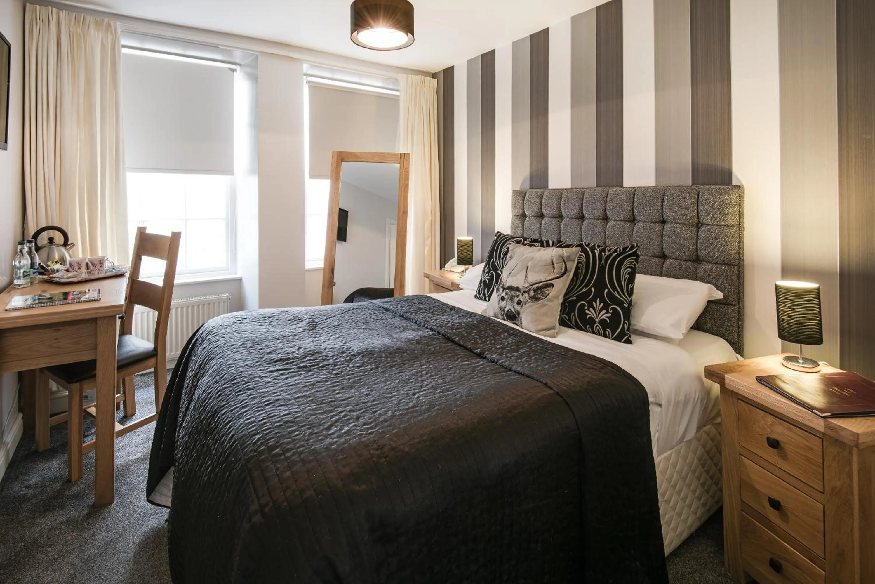 Bedroom, Bed in Queenshead Hotel Kelso