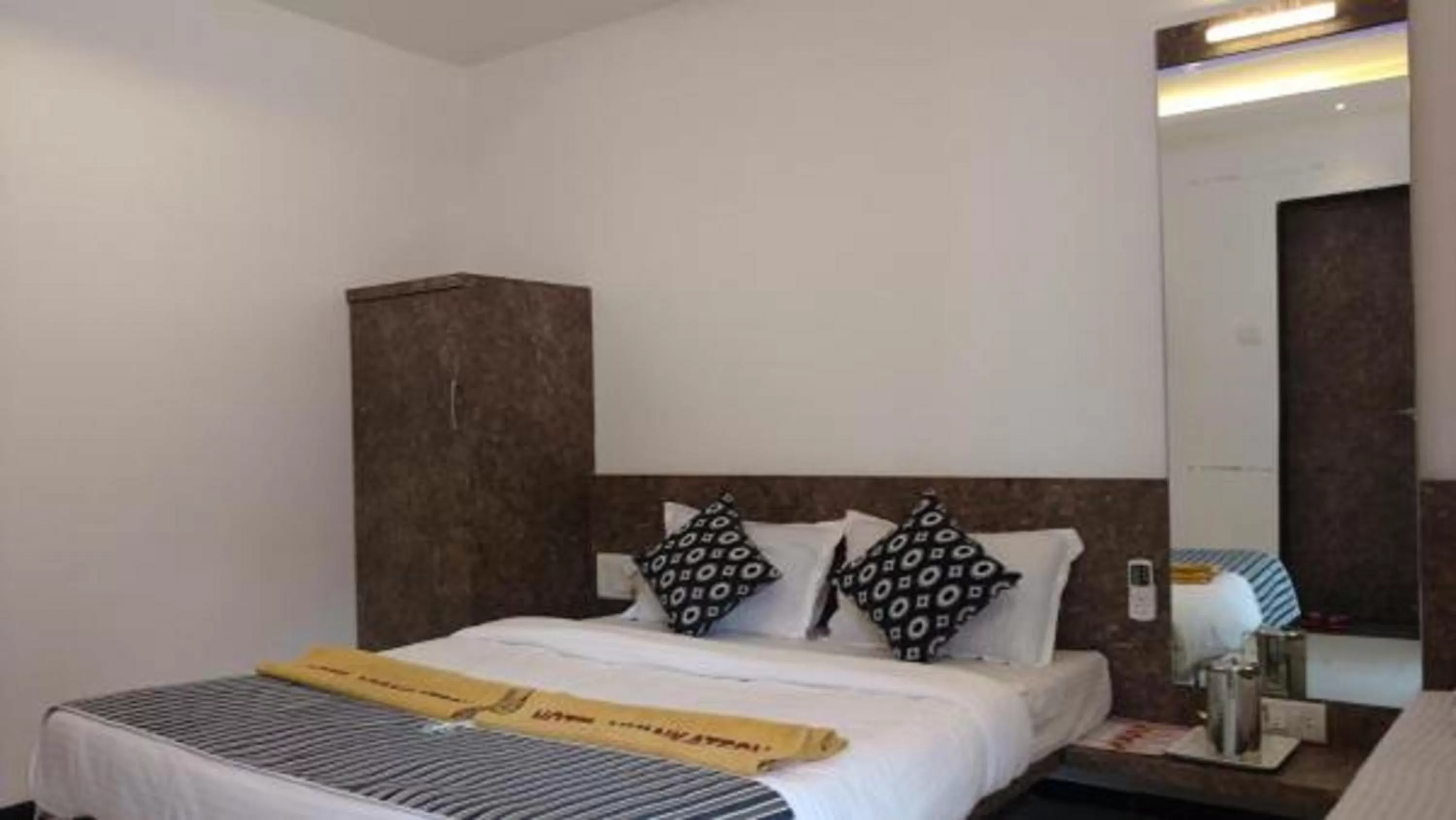 TV and multimedia in Hotel Vyankatesh & Pure Veg Restaurant