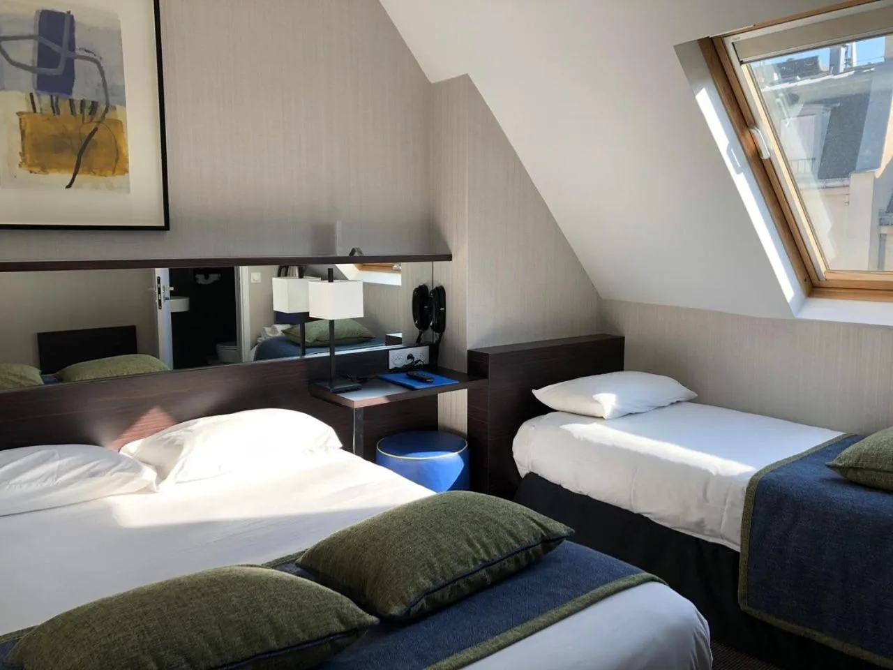 Bed in Hôtel Charing Cross