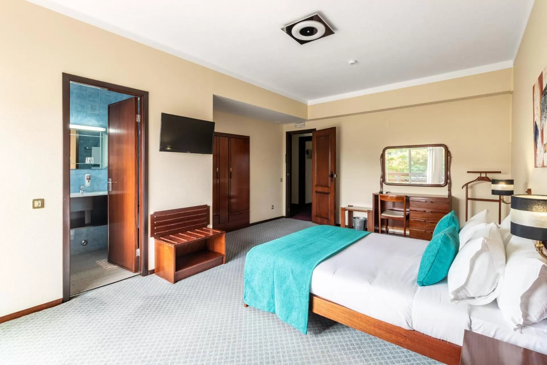 Photo of the whole room, Bed in Hotel Colmeia