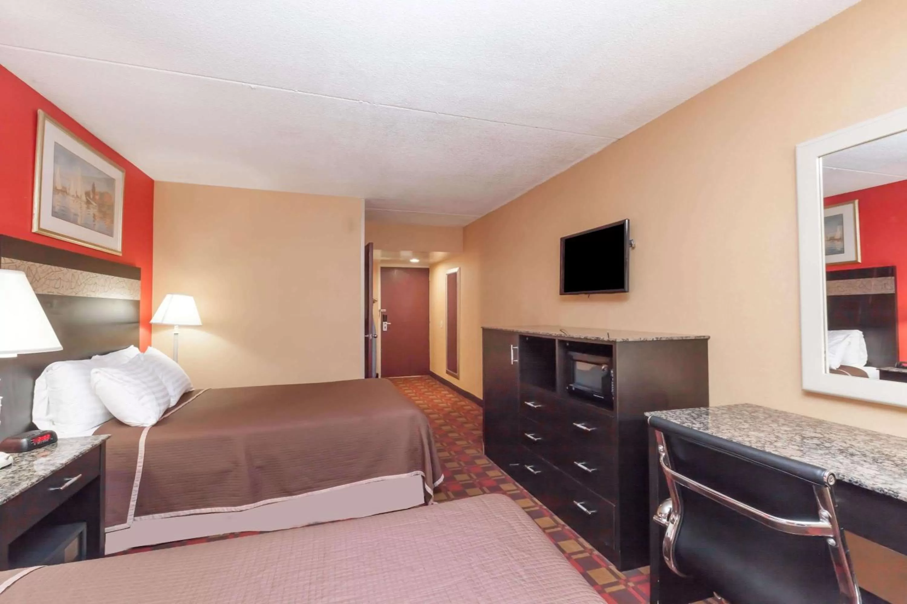 Photo of the whole room, Bed in Howard Johnson by Wyndham Newark Airport