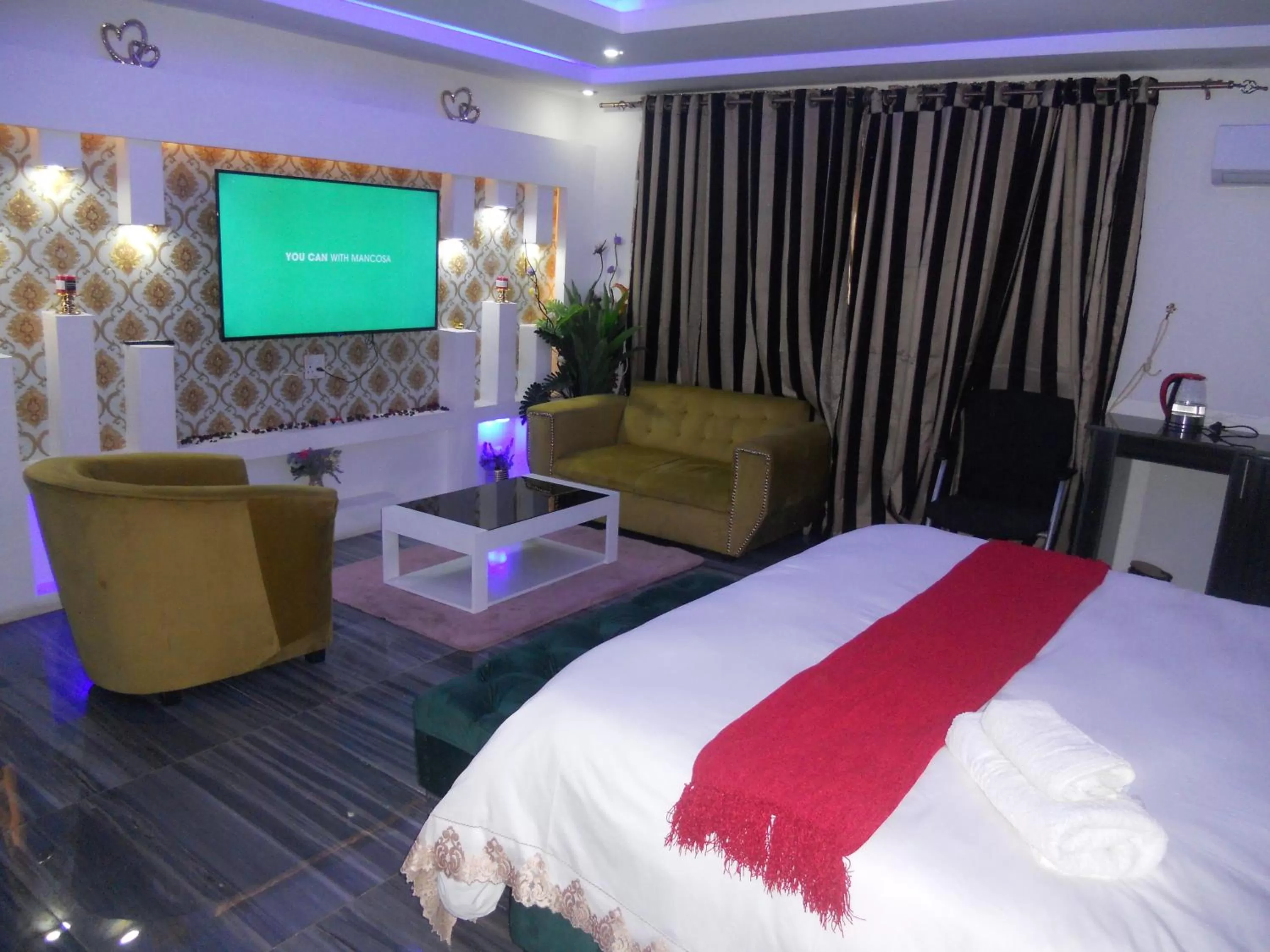 Bedroom, Bed in Gold Crown International Hotel Johannesburg