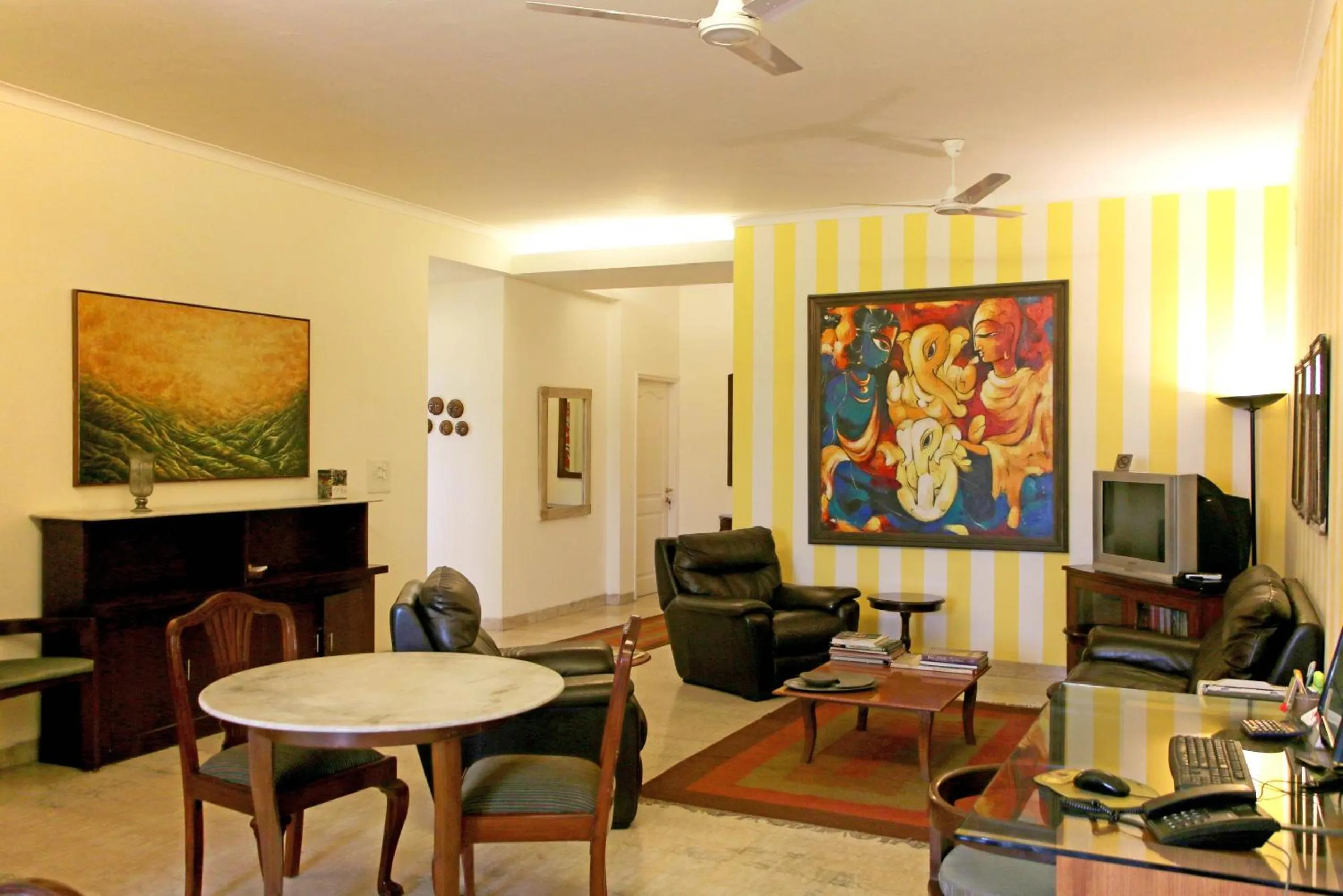 Communal lounge/ TV room in Colonel’s Retreat