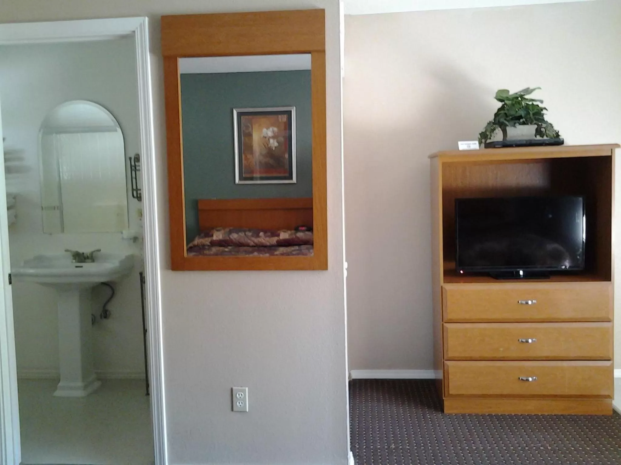 Queen Room with Two Queen Beds in Maple Leaf Motel