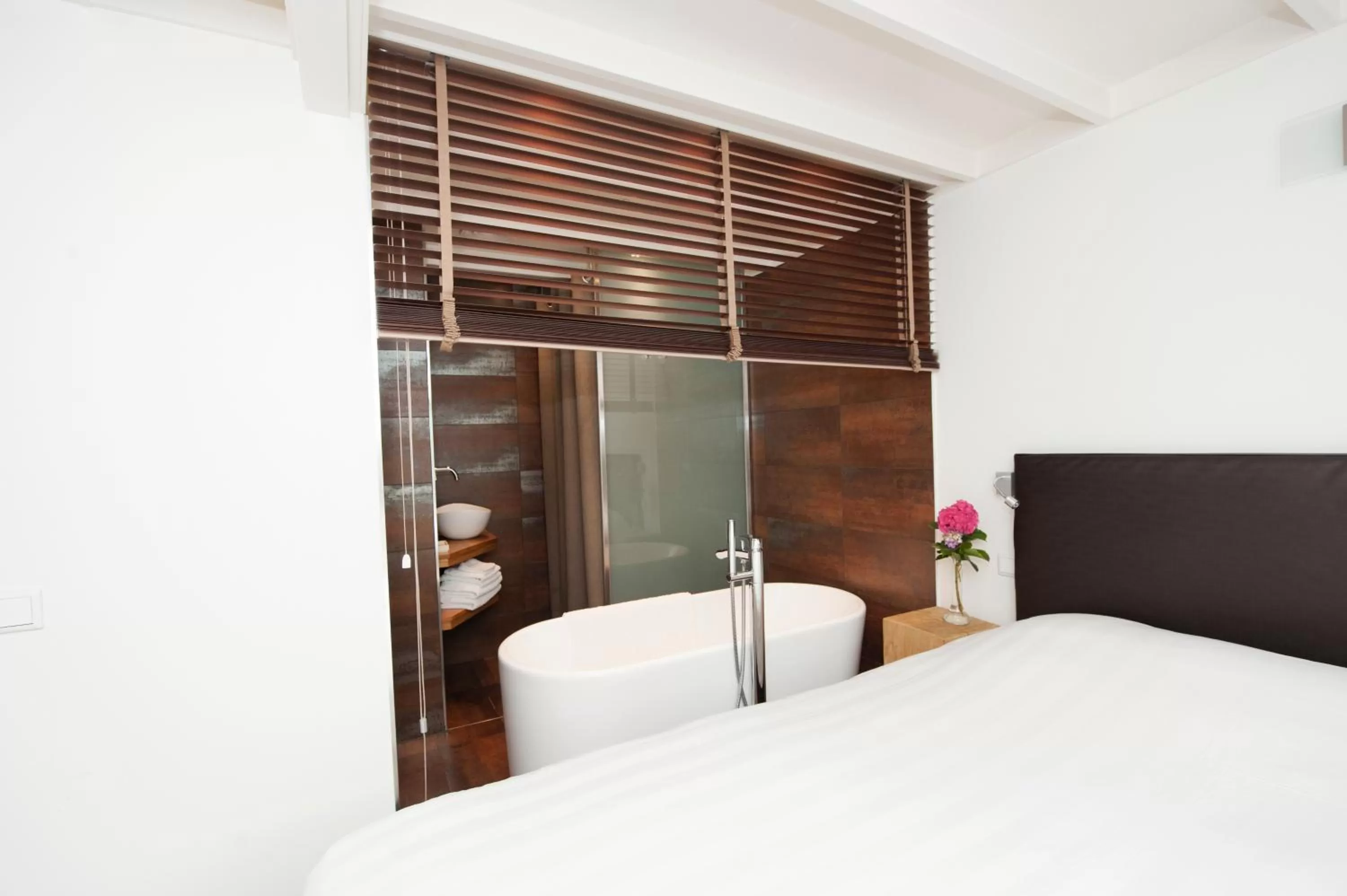 Bathroom, Bed in De Dames Van De Jonge Hotel Restaurant