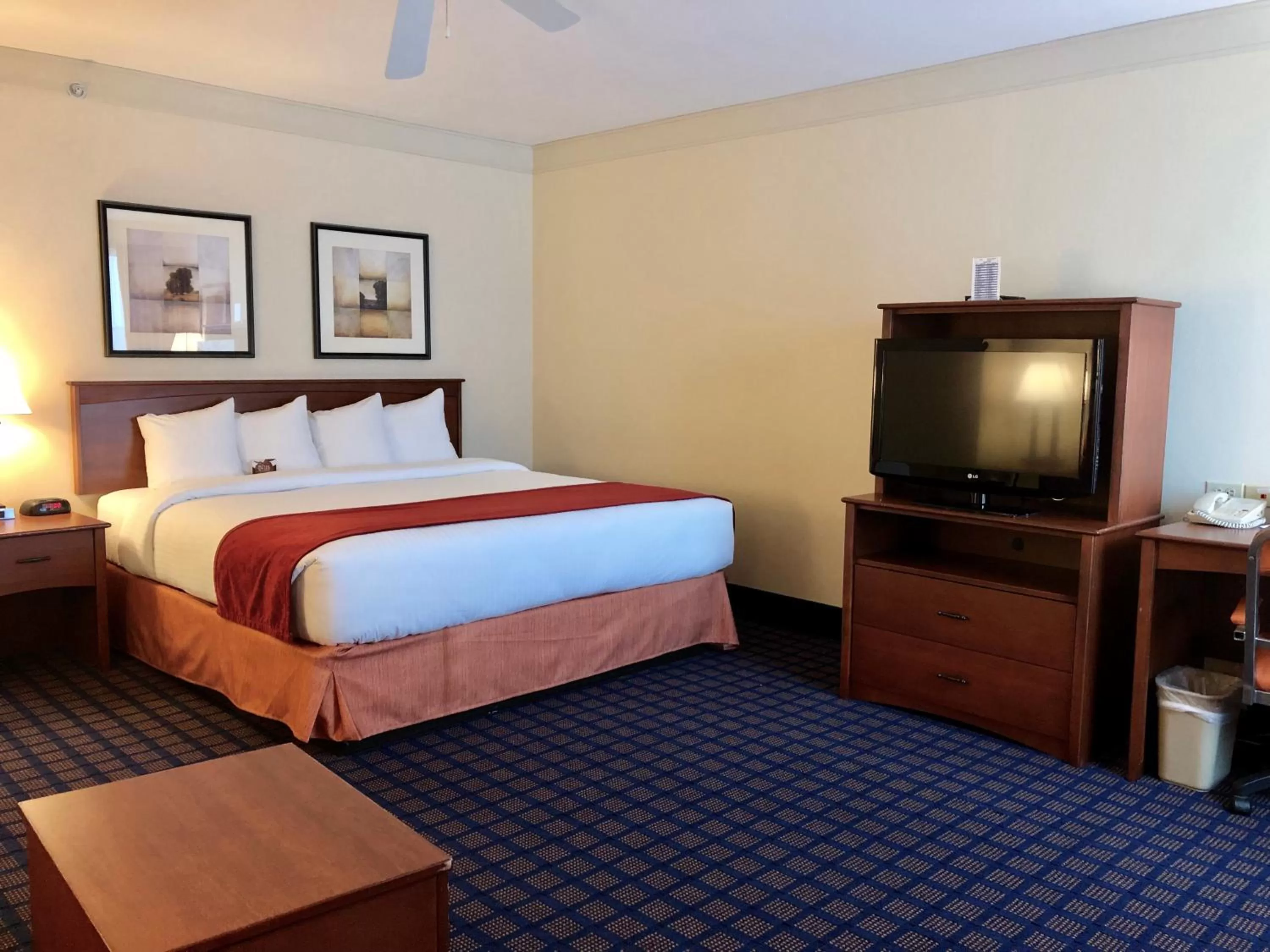 Bedroom, Bed in Baymont by Wyndham Grand Rapids SW/Byron Center