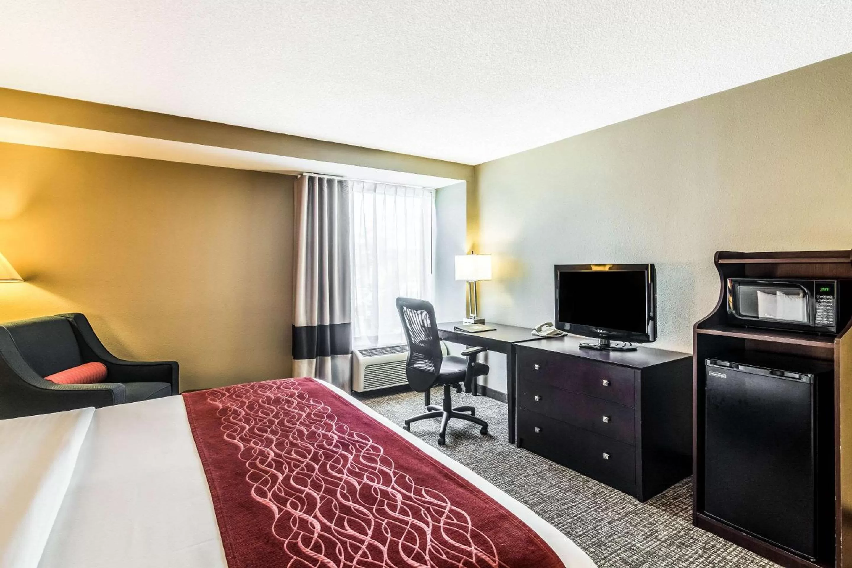 Photo of the whole room, Bed in Comfort Inn Convention Center-Chicago O’hare Airport