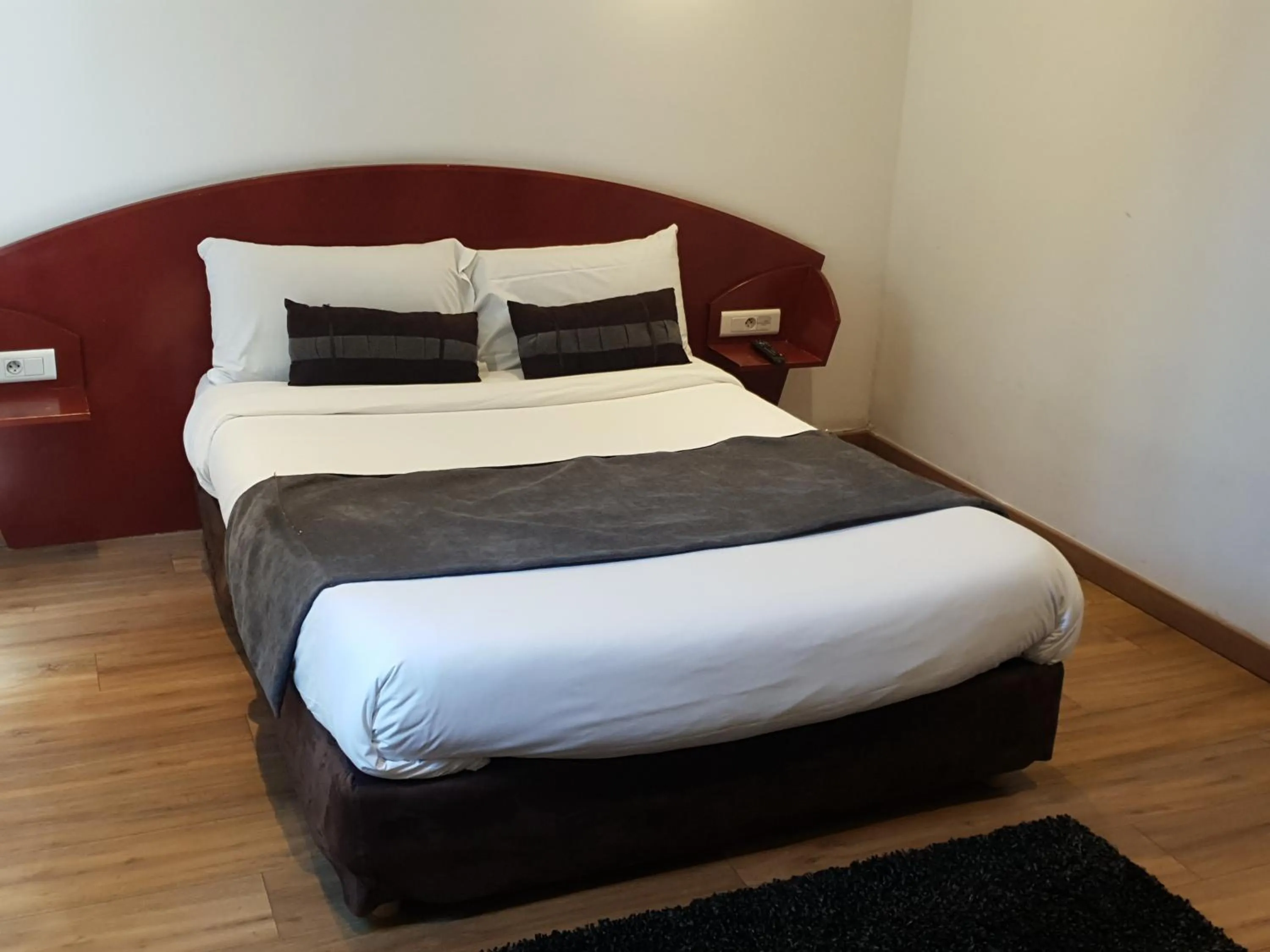 Bed in Le Clémenceau Hôtel et Appart'hôtel & Restaurant "Gare Sncf" centre ville