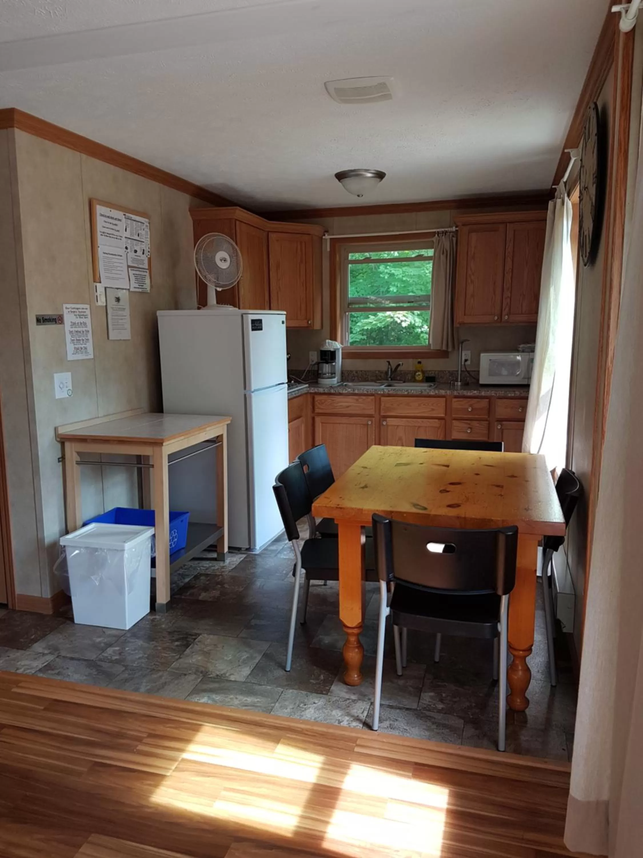 Dining area in Parkway Cottage Resort and Trading Post