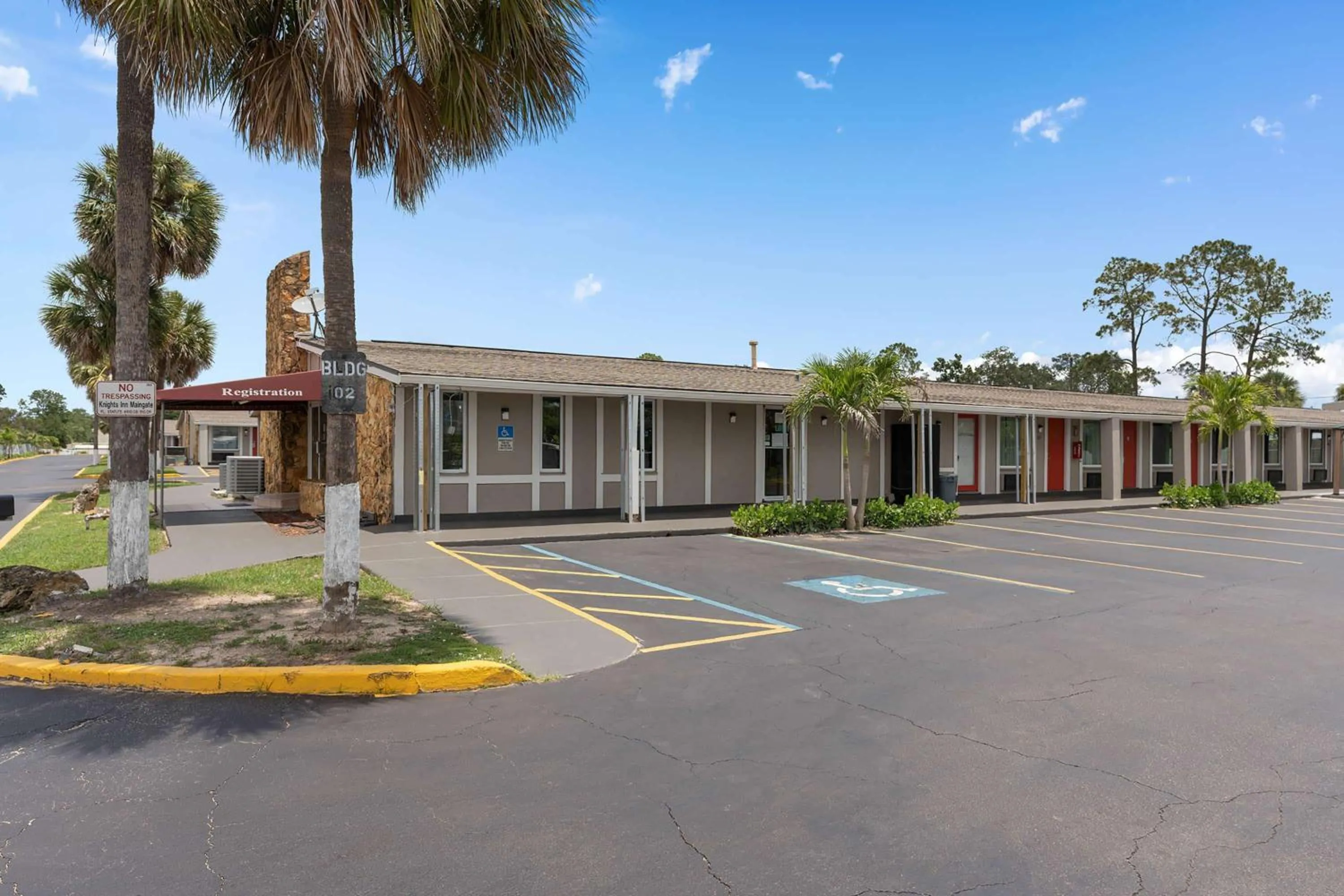 Property building in Super 8 by Wyndham Kissimmee-Orlando