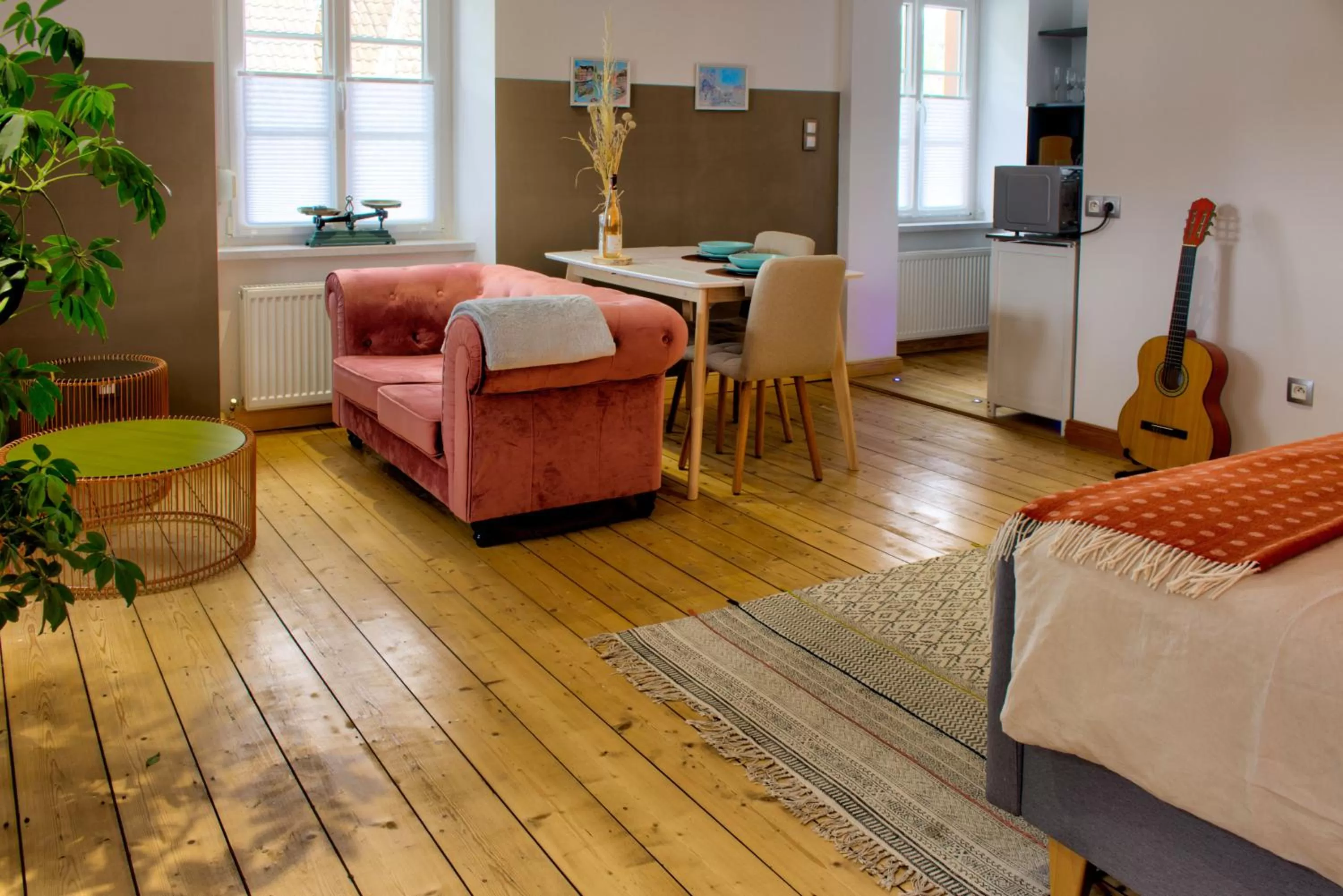 Photo of the whole room in La Maison Forestière