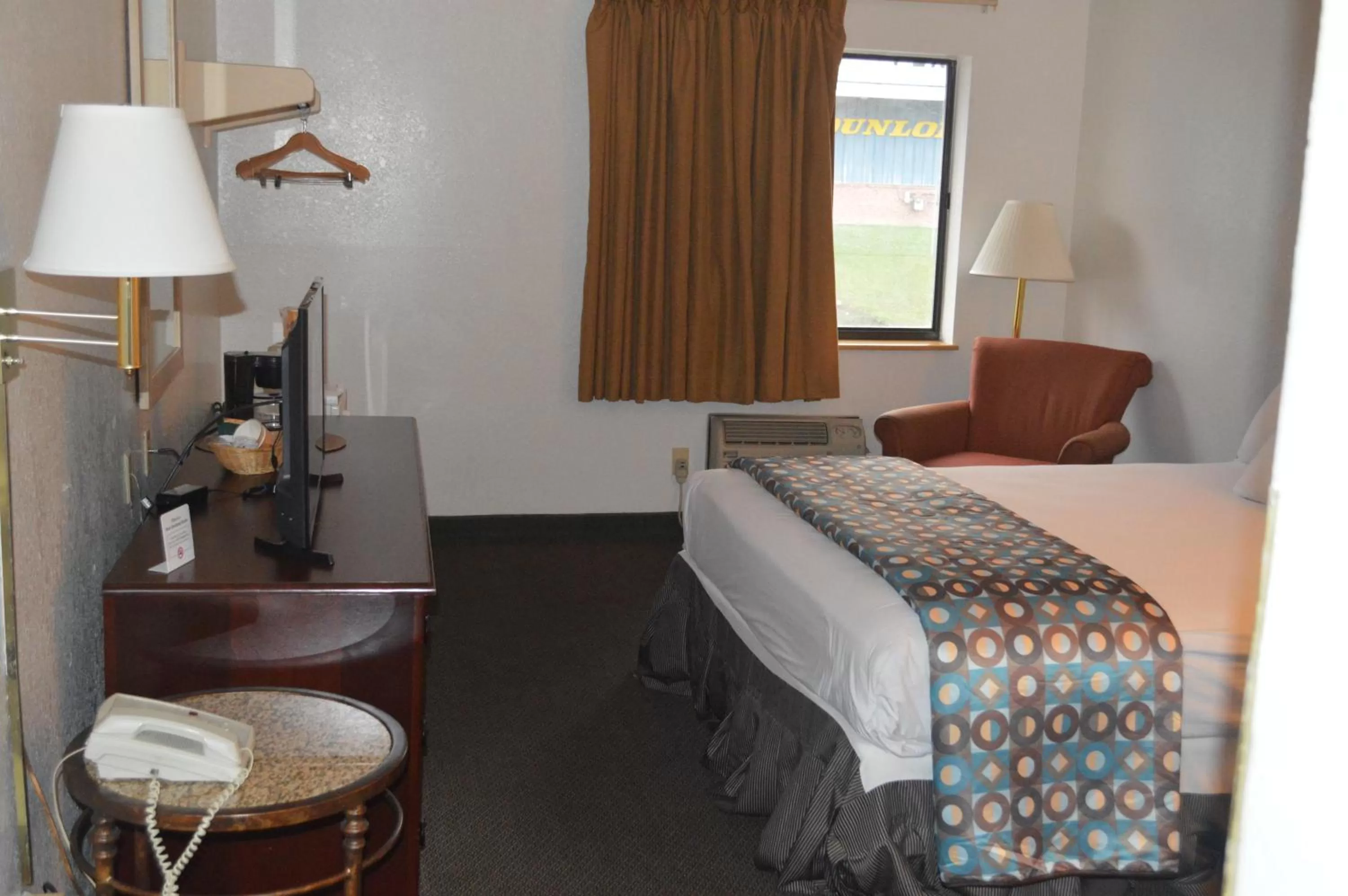 Bathroom, Bed in American Elite Inn