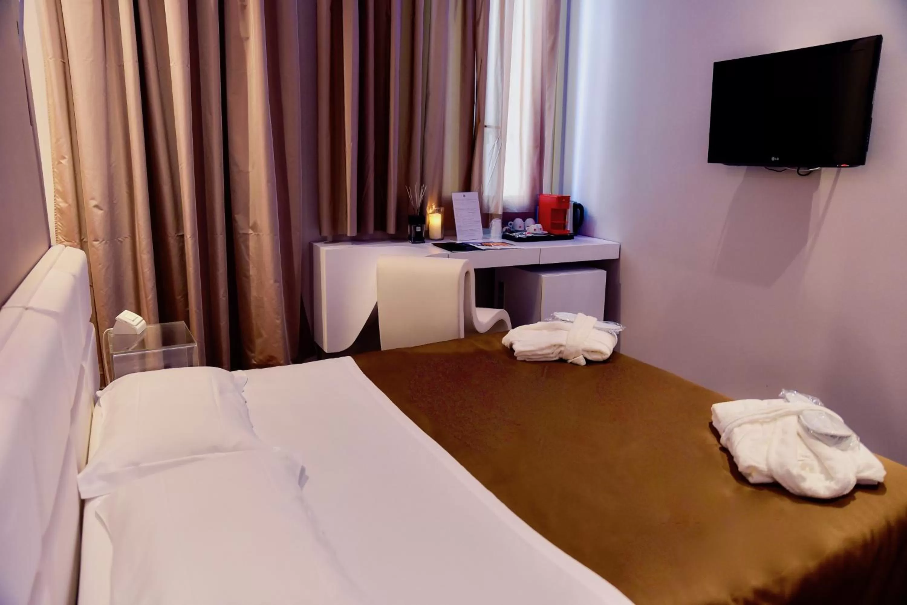 Coffee/tea facilities, Bed in Le Camp Suite & Spa