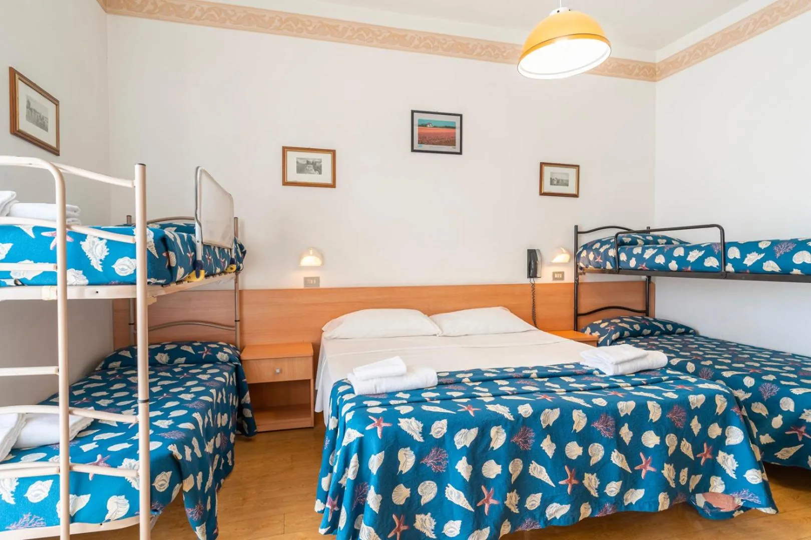 Bed in Hotel Milanese