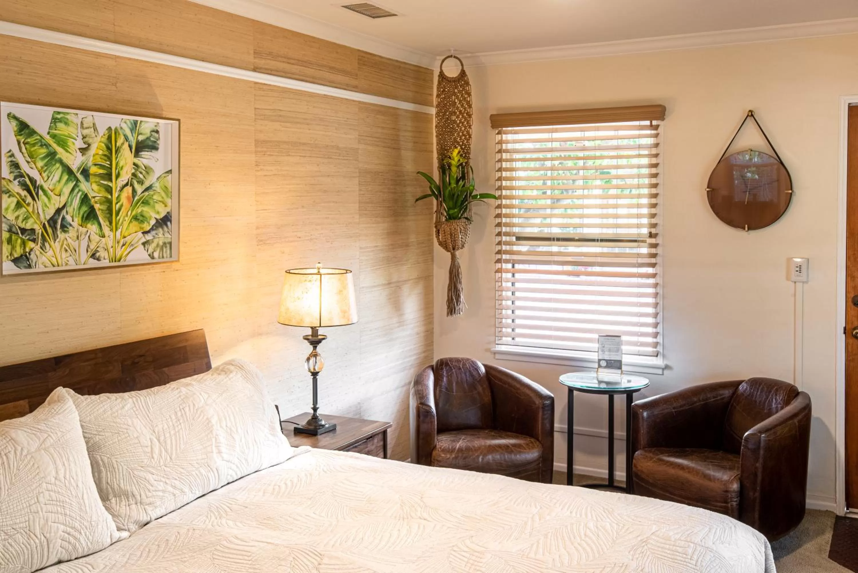 Seating area, Bed in Harbor House Inn