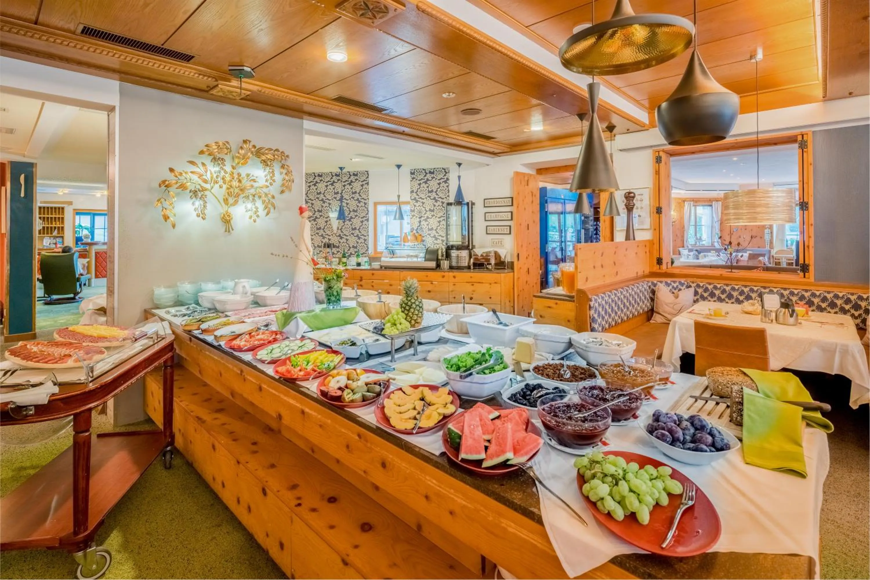 Buffet breakfast in Hotel Vitaler Landauerhof