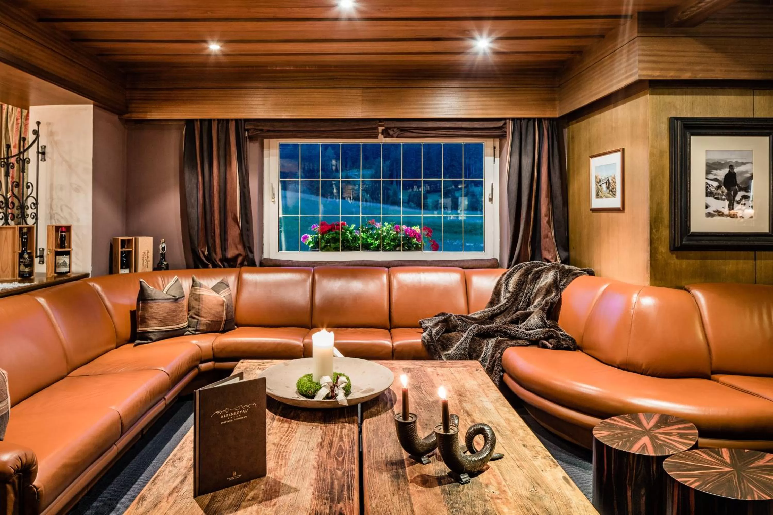 Lounge or bar in Hotel Alpenroyal - The Leading Hotels of the World
