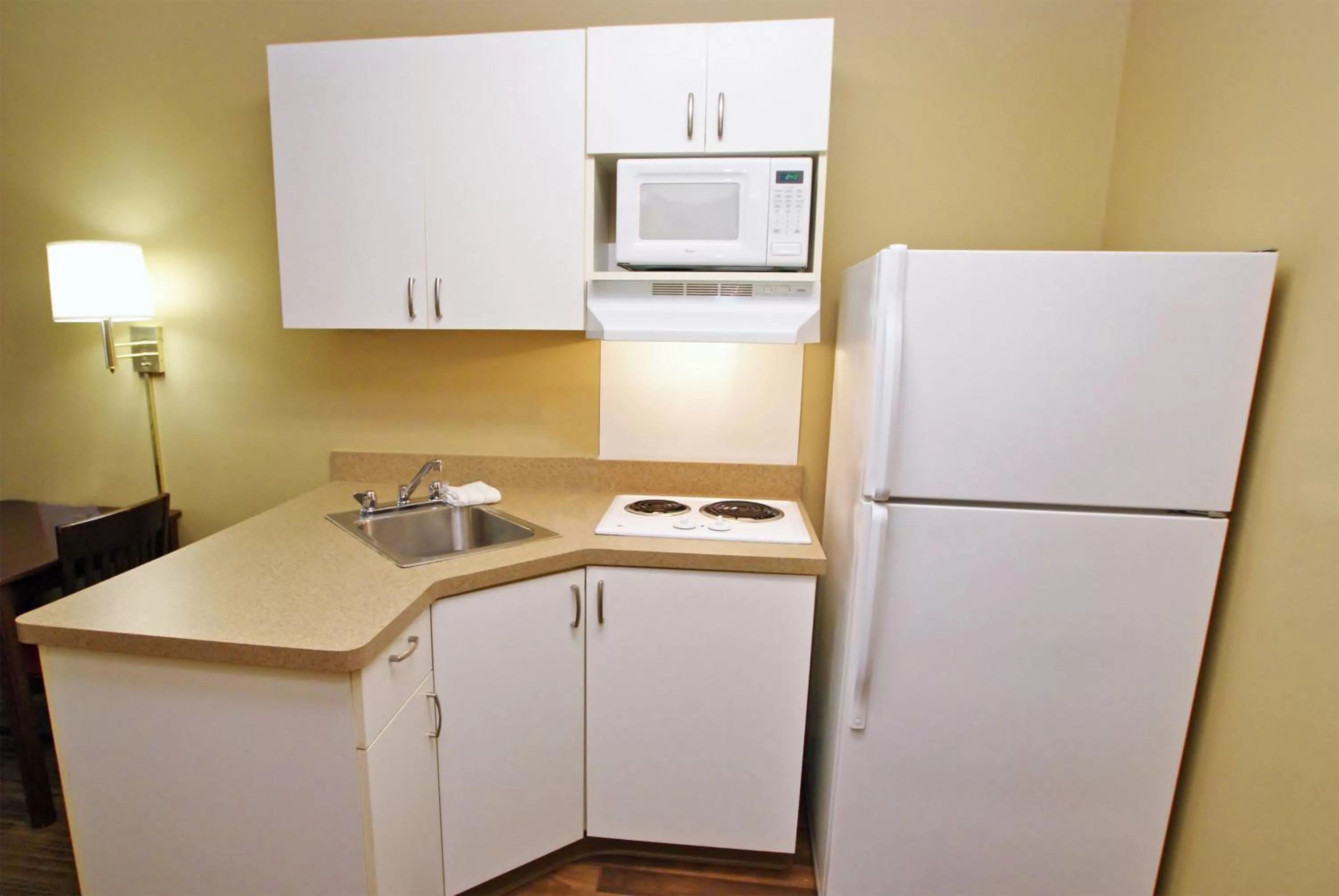 Kitchen or kitchenette in Extended Stay America Suites - Chicago - Vernon Hills - Lake Forest