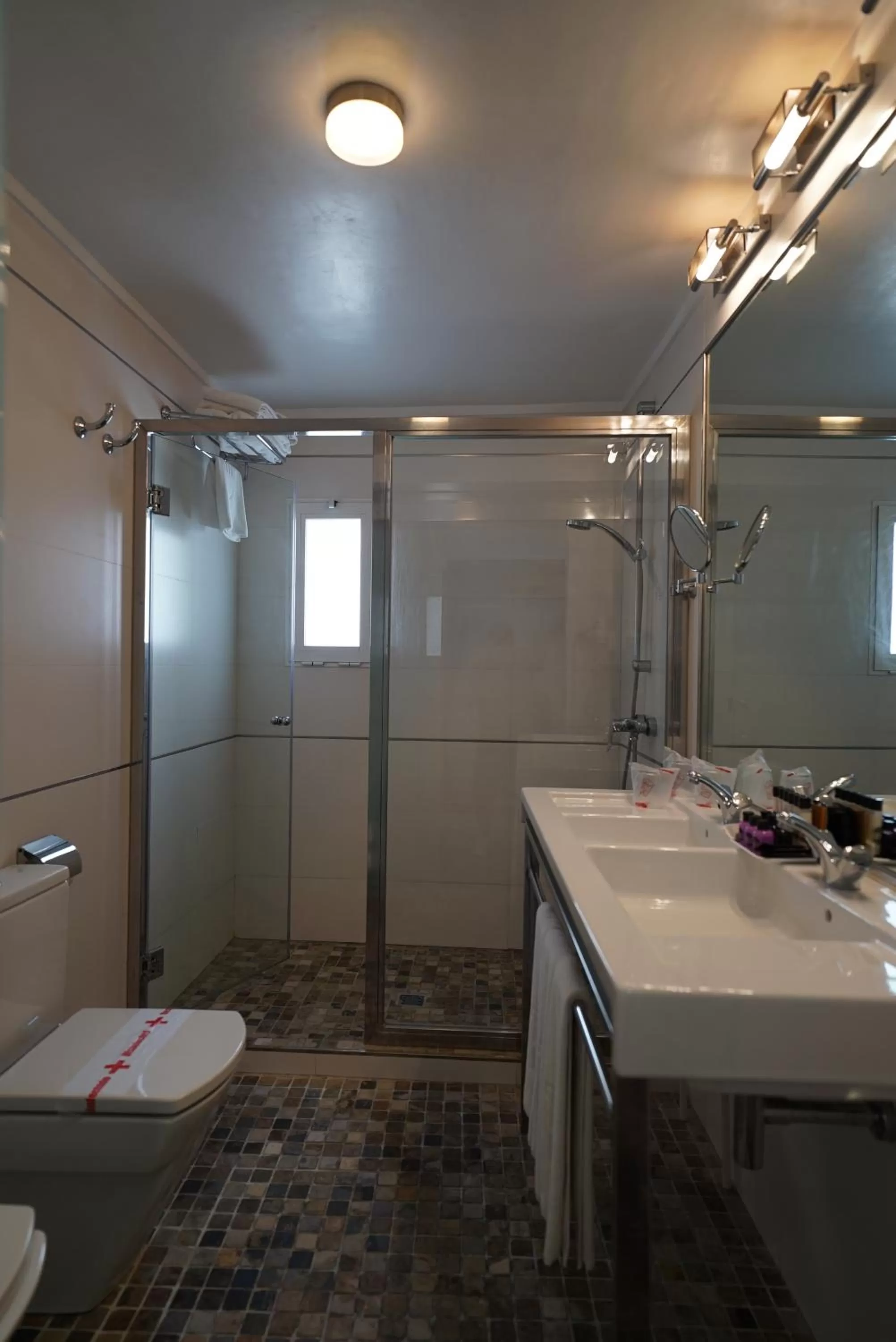 Shower in Hotel Artmadams