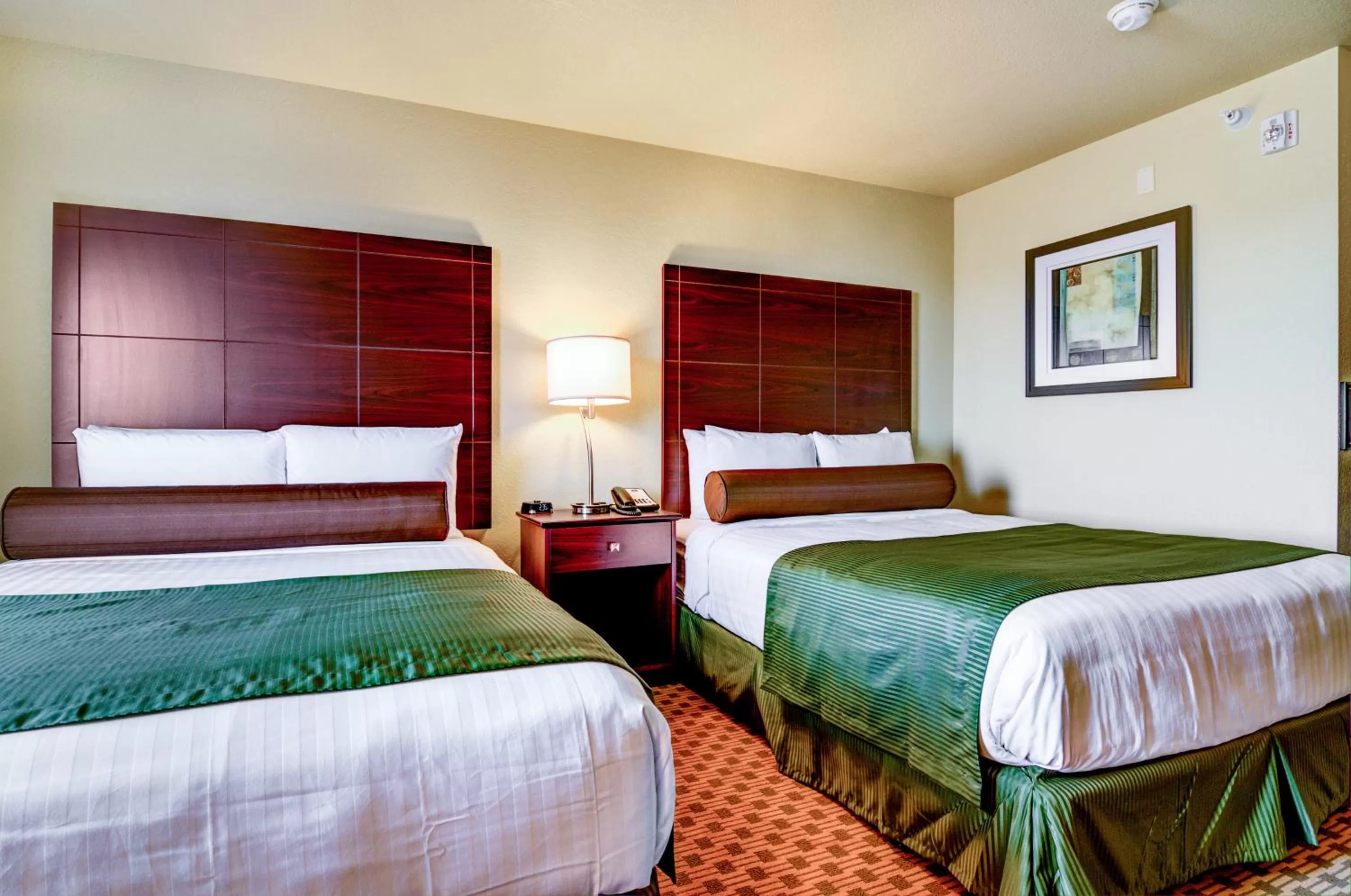 Bed in Cobblestone Inn & Suites-Winterset