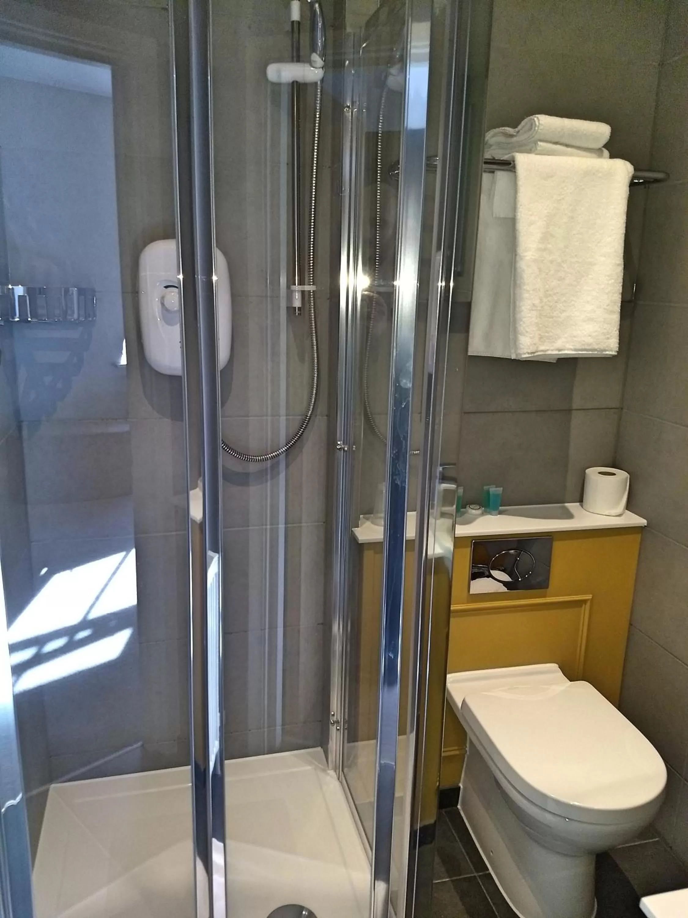 Bathroom in Garden Court Hotel