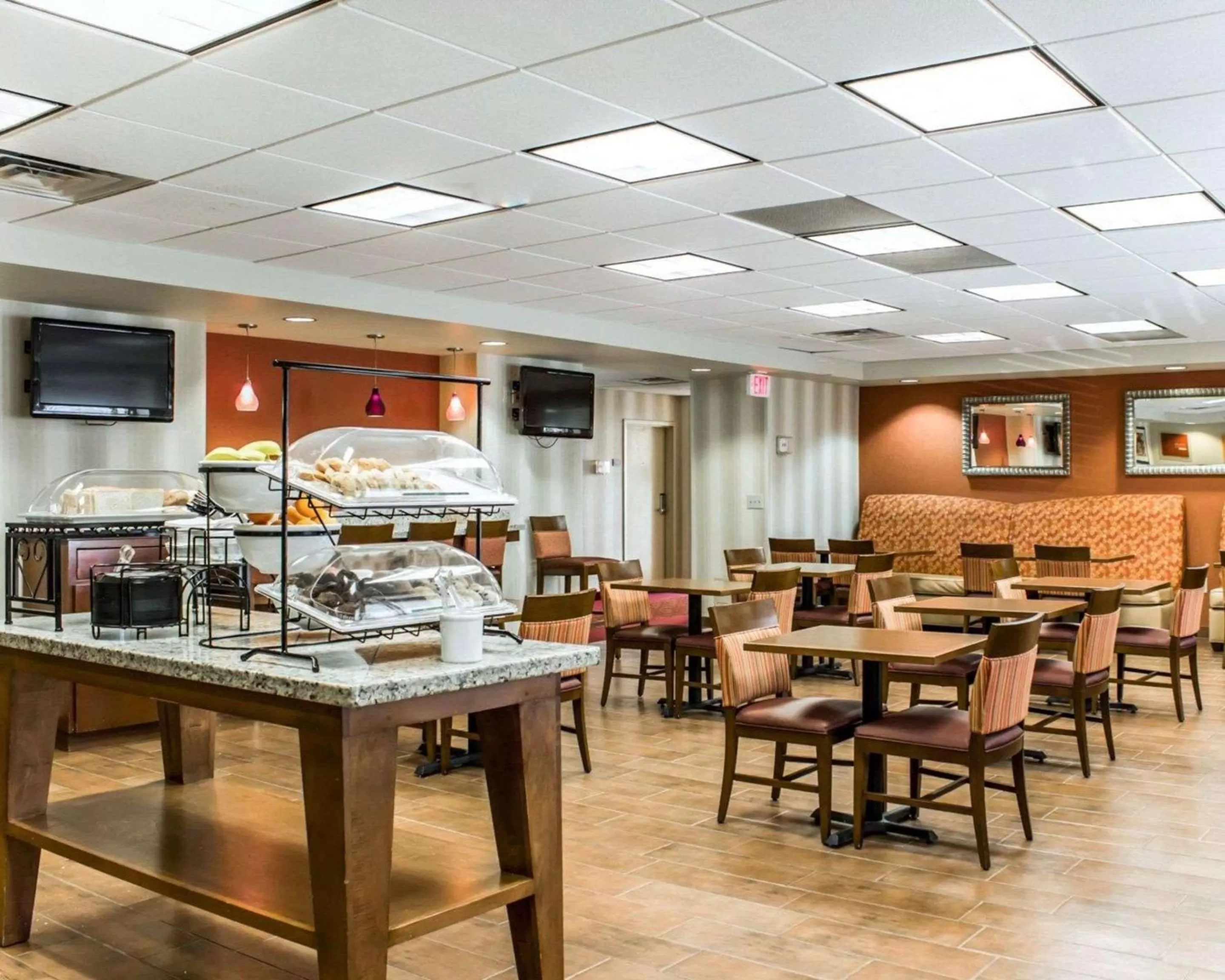 Restaurant/places to eat in Comfort Inn Fayetteville near Fort Bragg