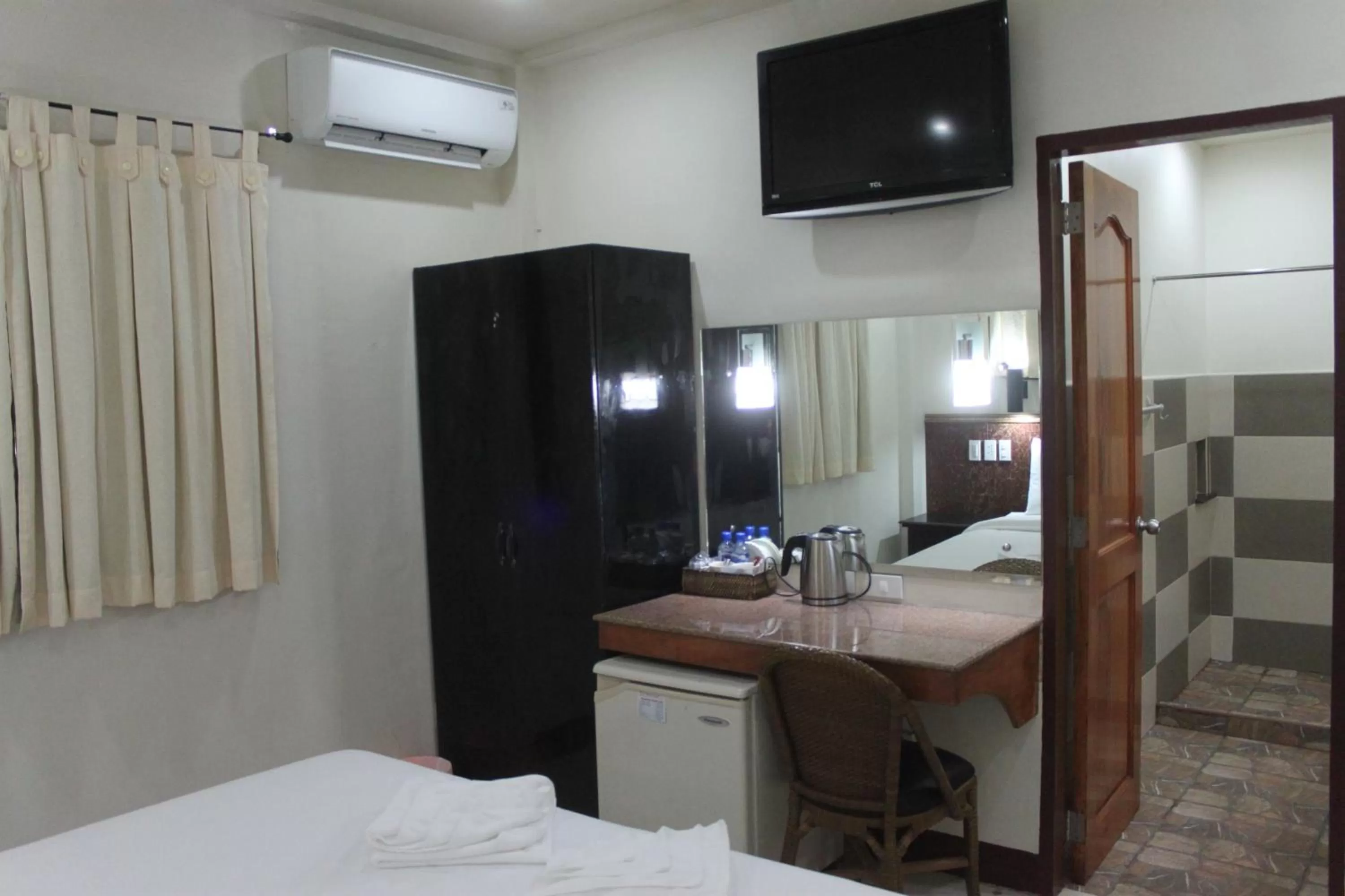 TV and multimedia in Lost Horizon Beach Dive Resort