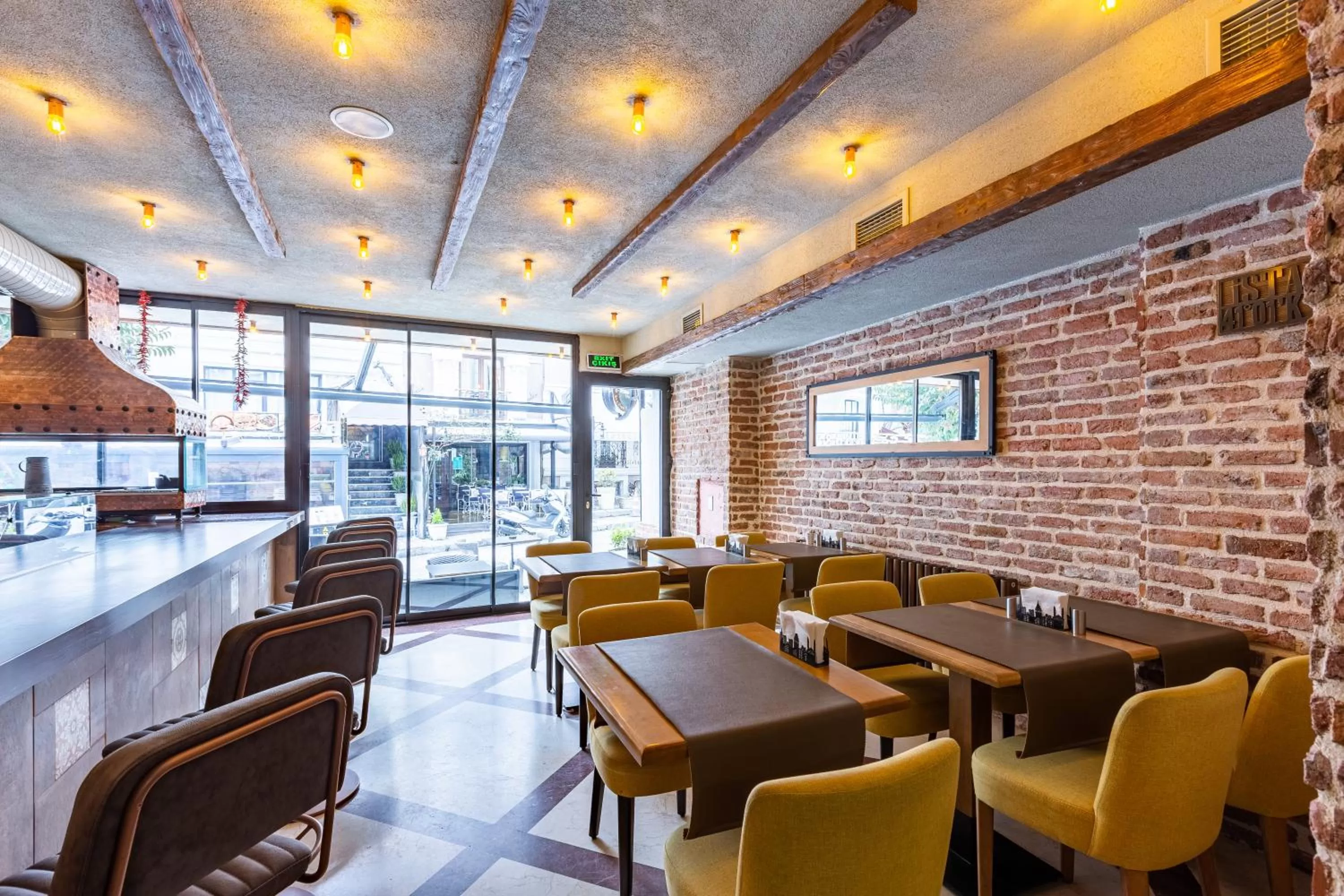 Restaurant/places to eat in Seraglio Hotel & Suites