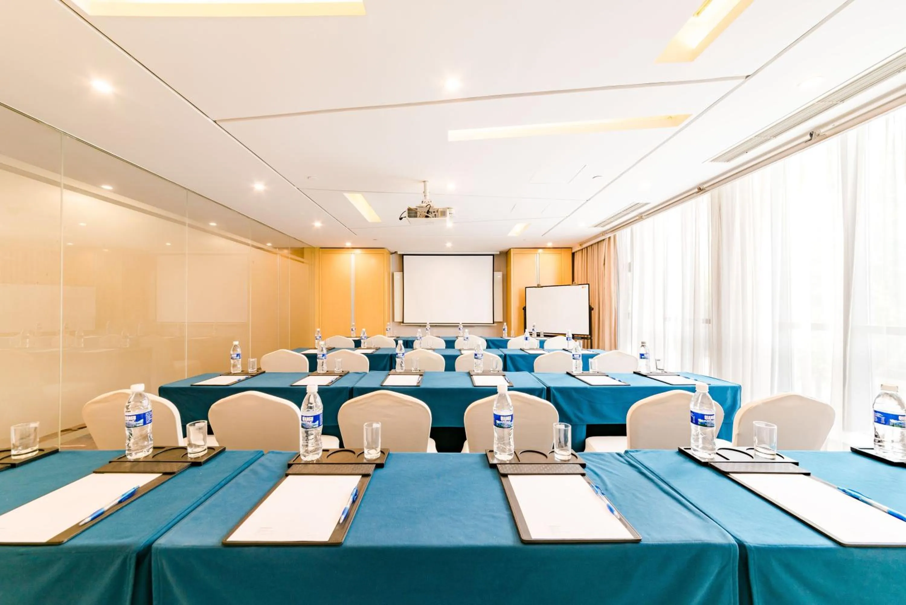 Meeting/conference room in Holiday Inn Express Shijiazhuang Heping by IHG