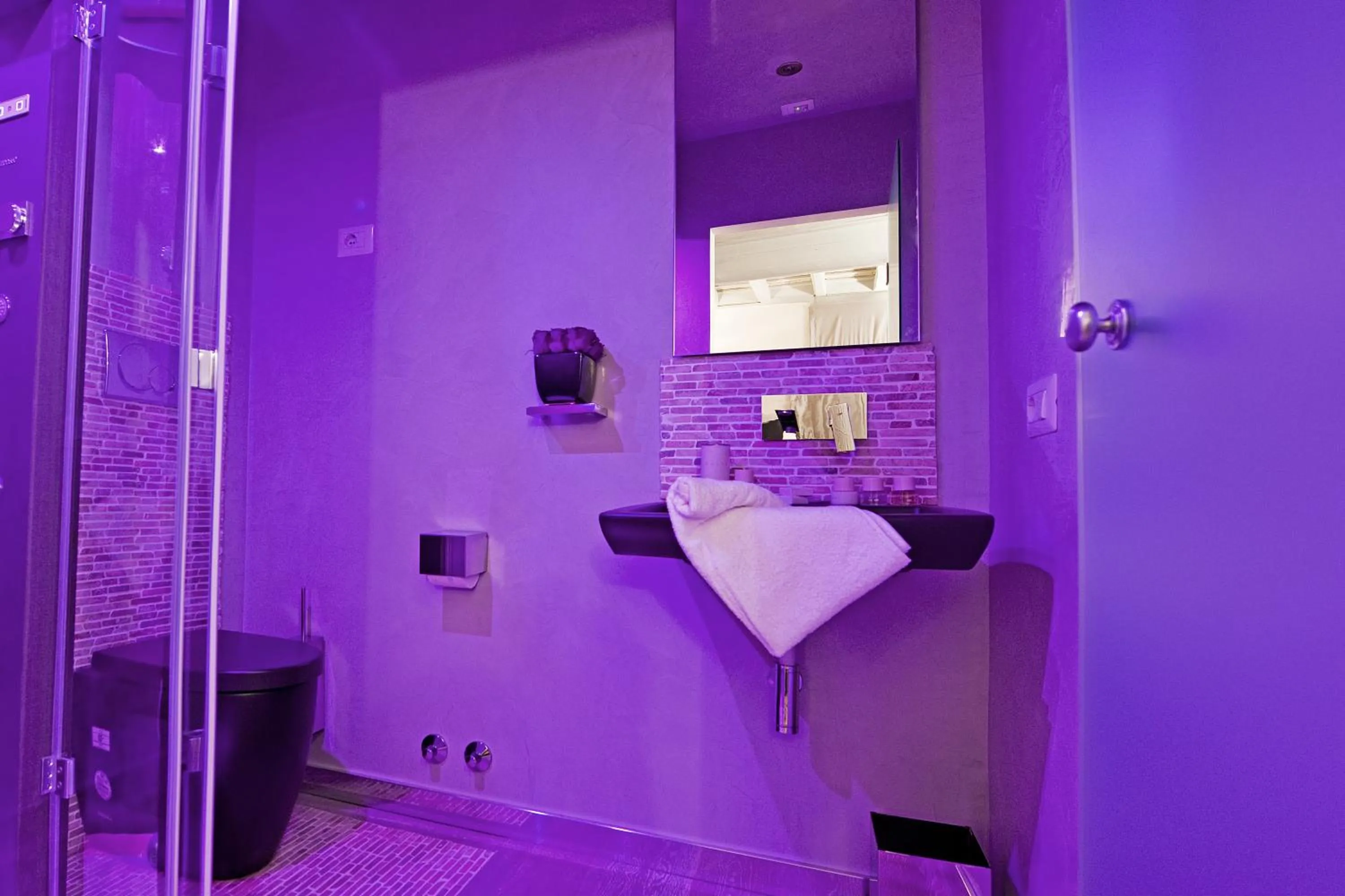 Shower in Pantheon Relais