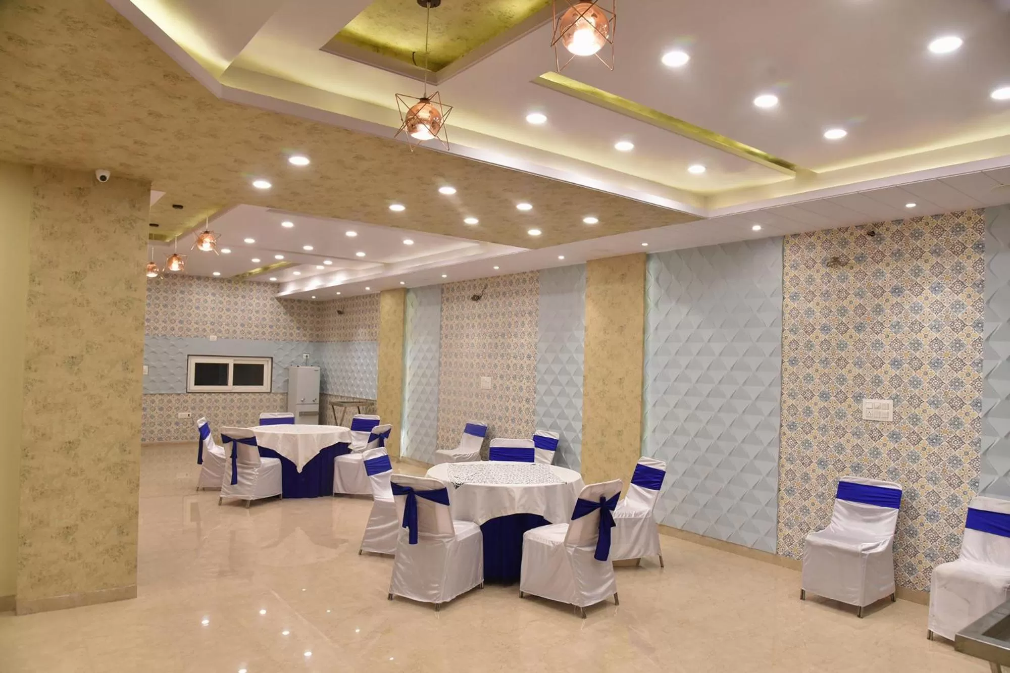 Restaurant/places to eat in FabHotel 7th Crossing Malviya Nagar