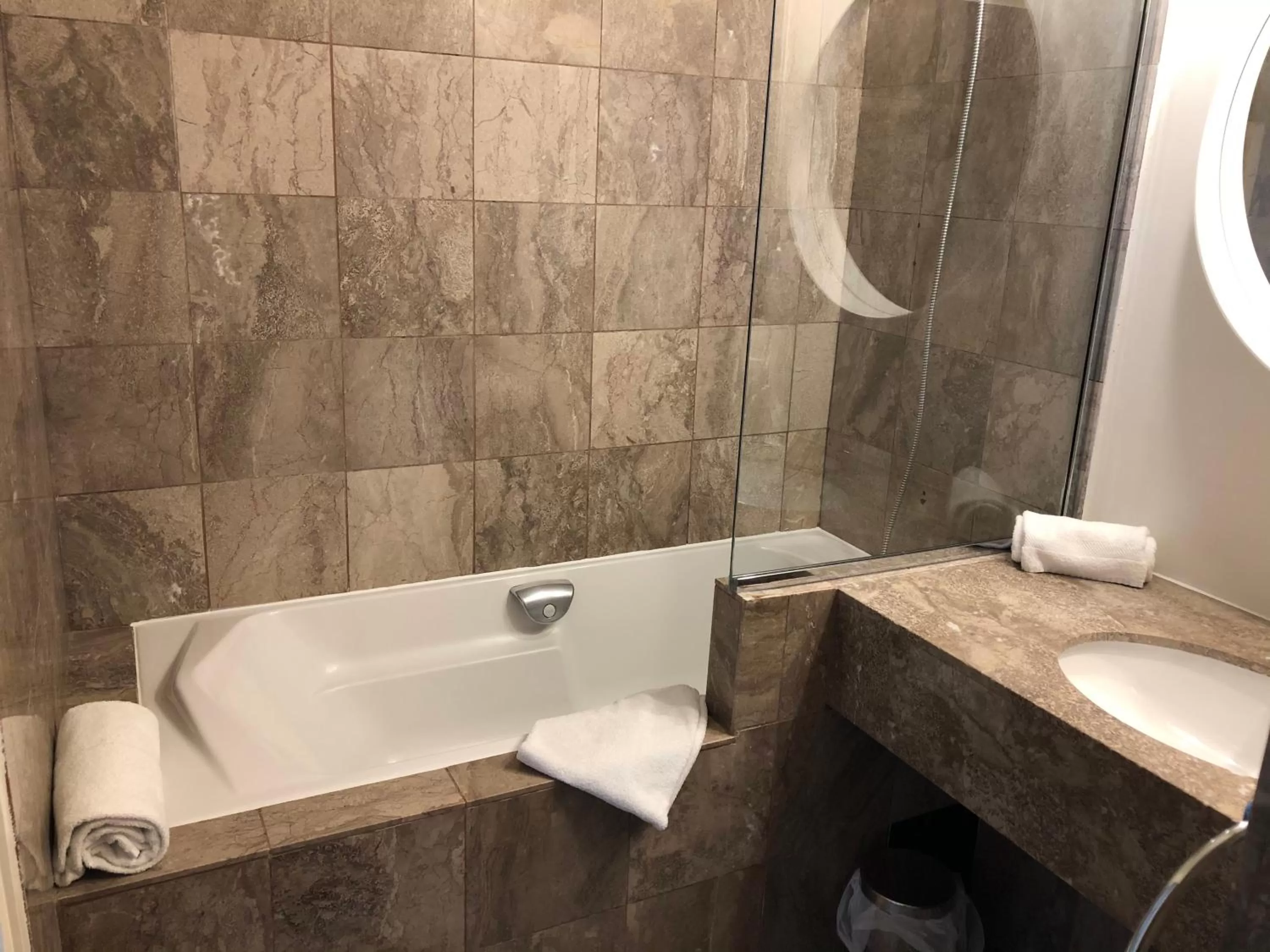 Bathroom in Best Western Hotel du Lac Dunkerque- Restaurant ouvert 7/7 midi et soir