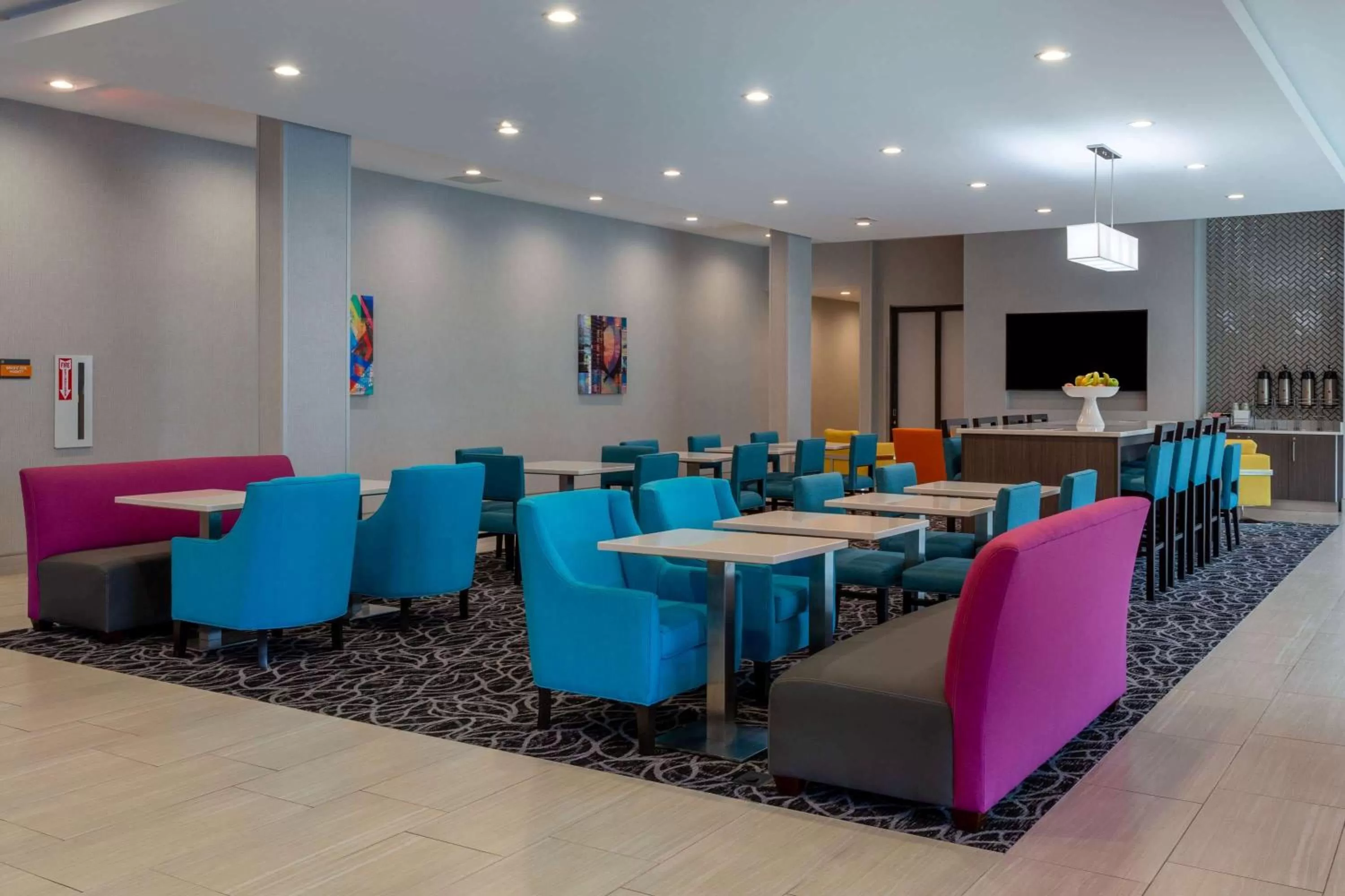 Restaurant/places to eat in La Quinta Inn & Suites by Wyndham Shorewood