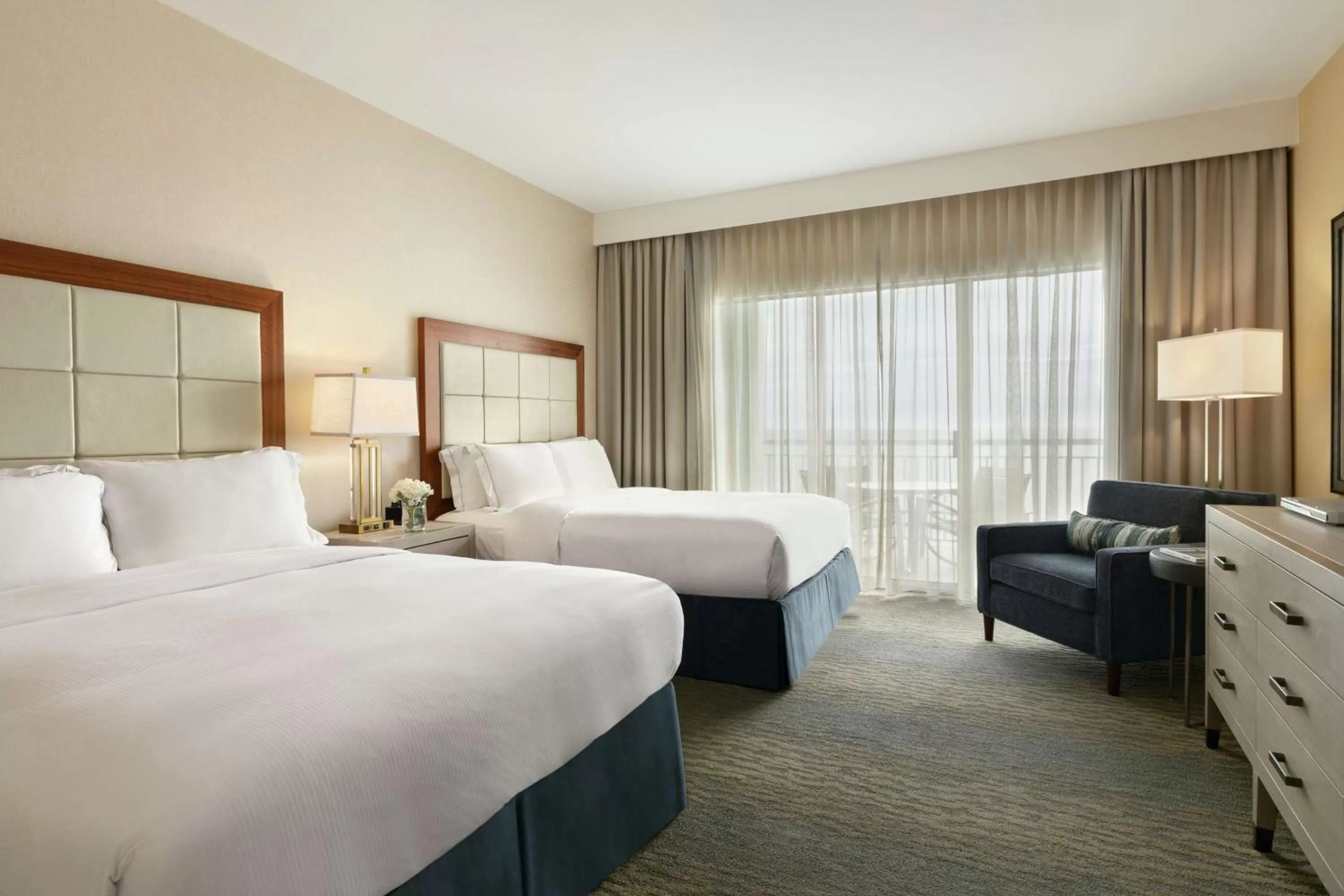 Living room, Bed in Hilton Suites Ocean City Oceanfront