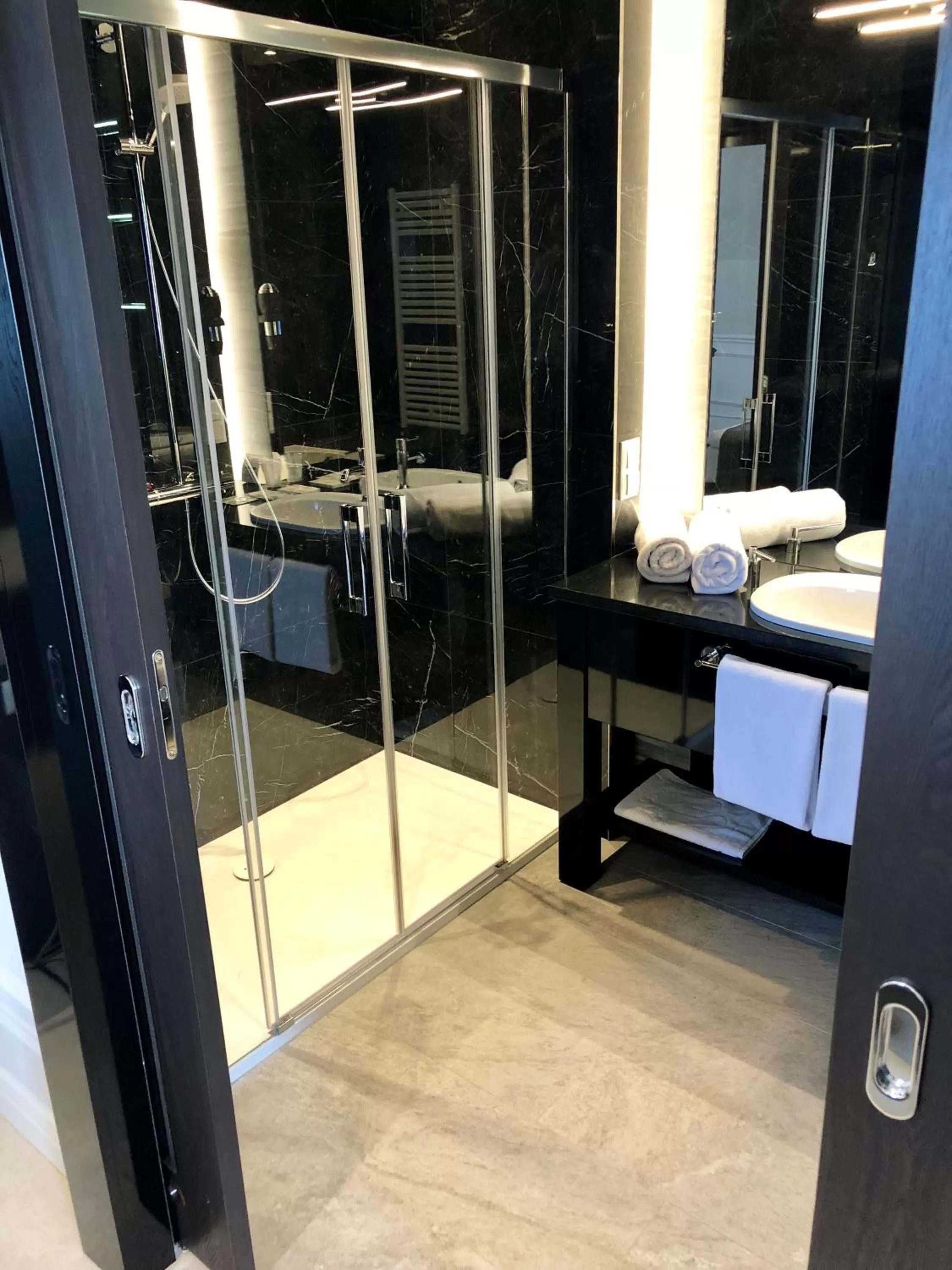 Bathroom in Hotel Mansor