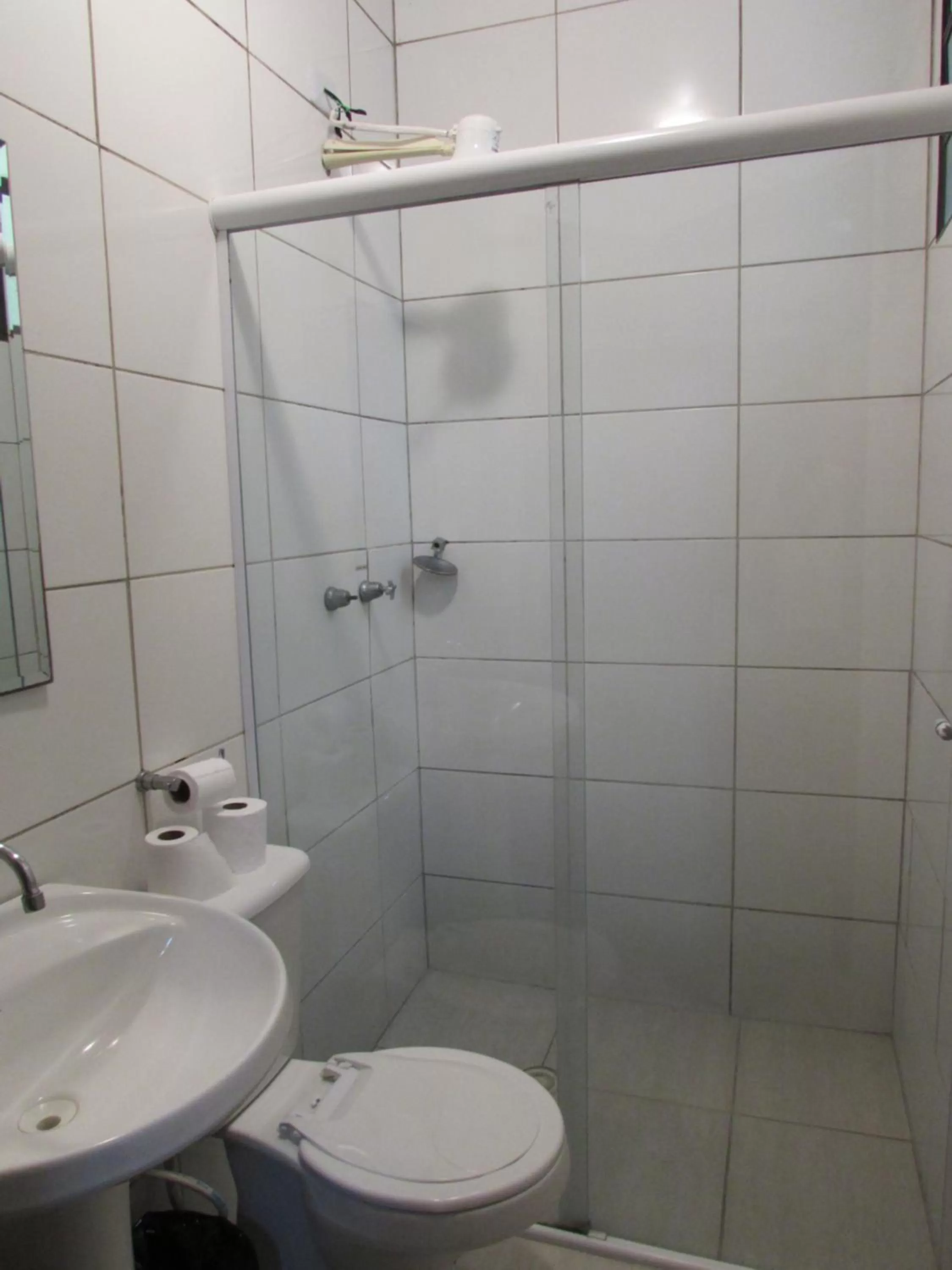 Bathroom in Hotel Monteneve a 2 minutos do Bom Retiro, a 8 minutos da 25 de Março a 100 metros da estação de trem para Aeroporto Internacional de Guarulhos