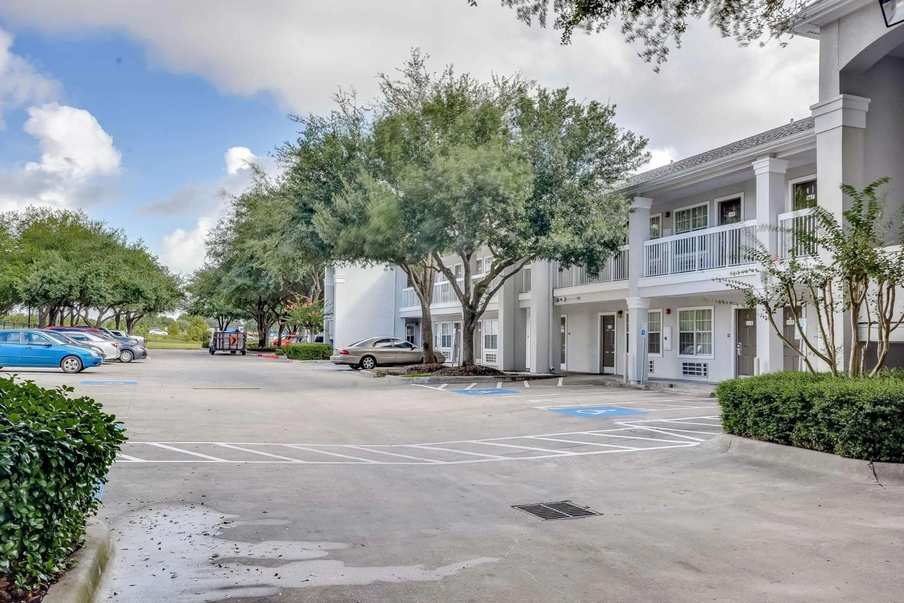 Property building in Studio 6-Houston, TX - Hobby South