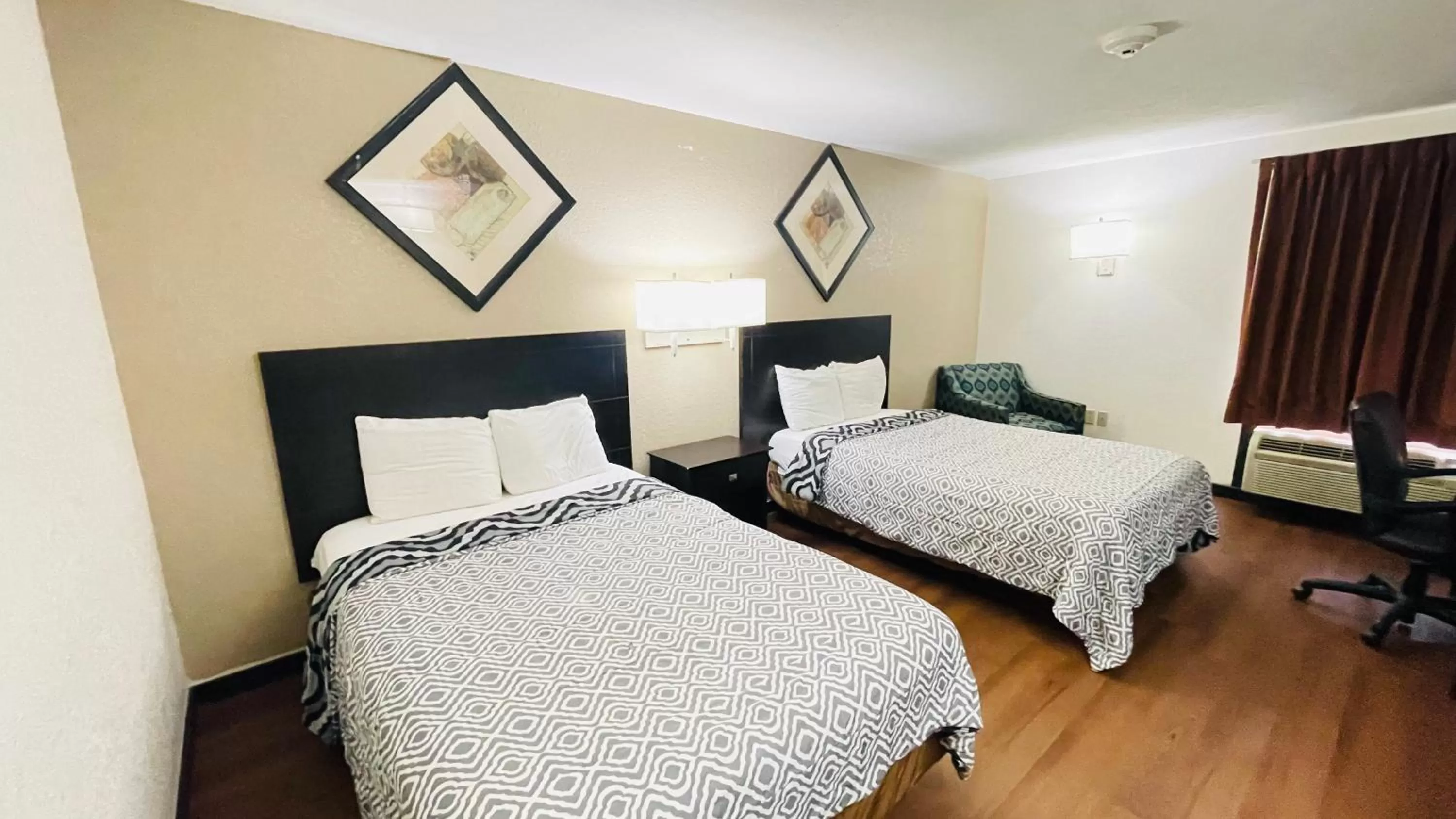 Bed in Americas Best Value Inn Pinckneyville