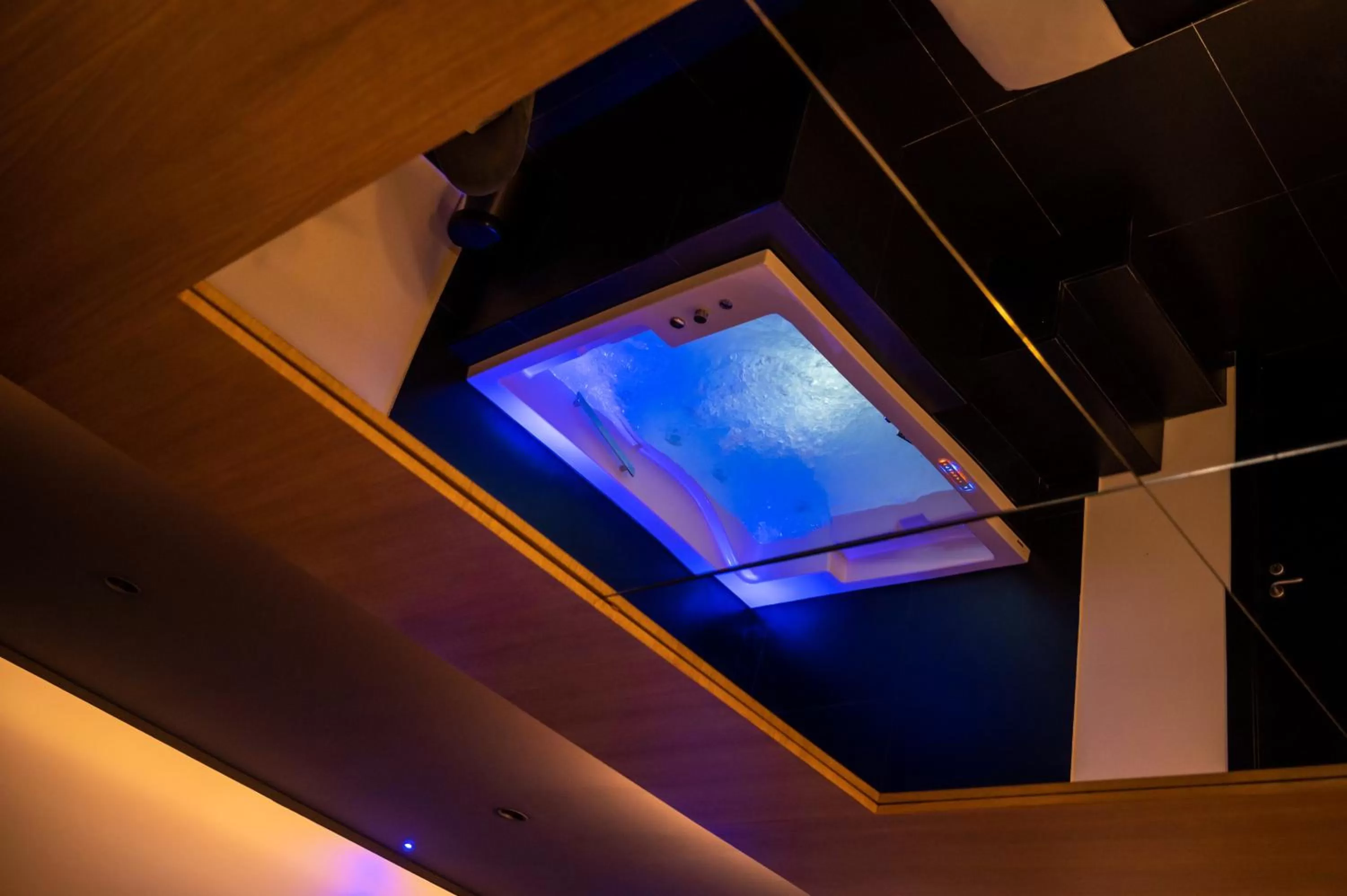 Hot Tub in Maximum hub suite&spa