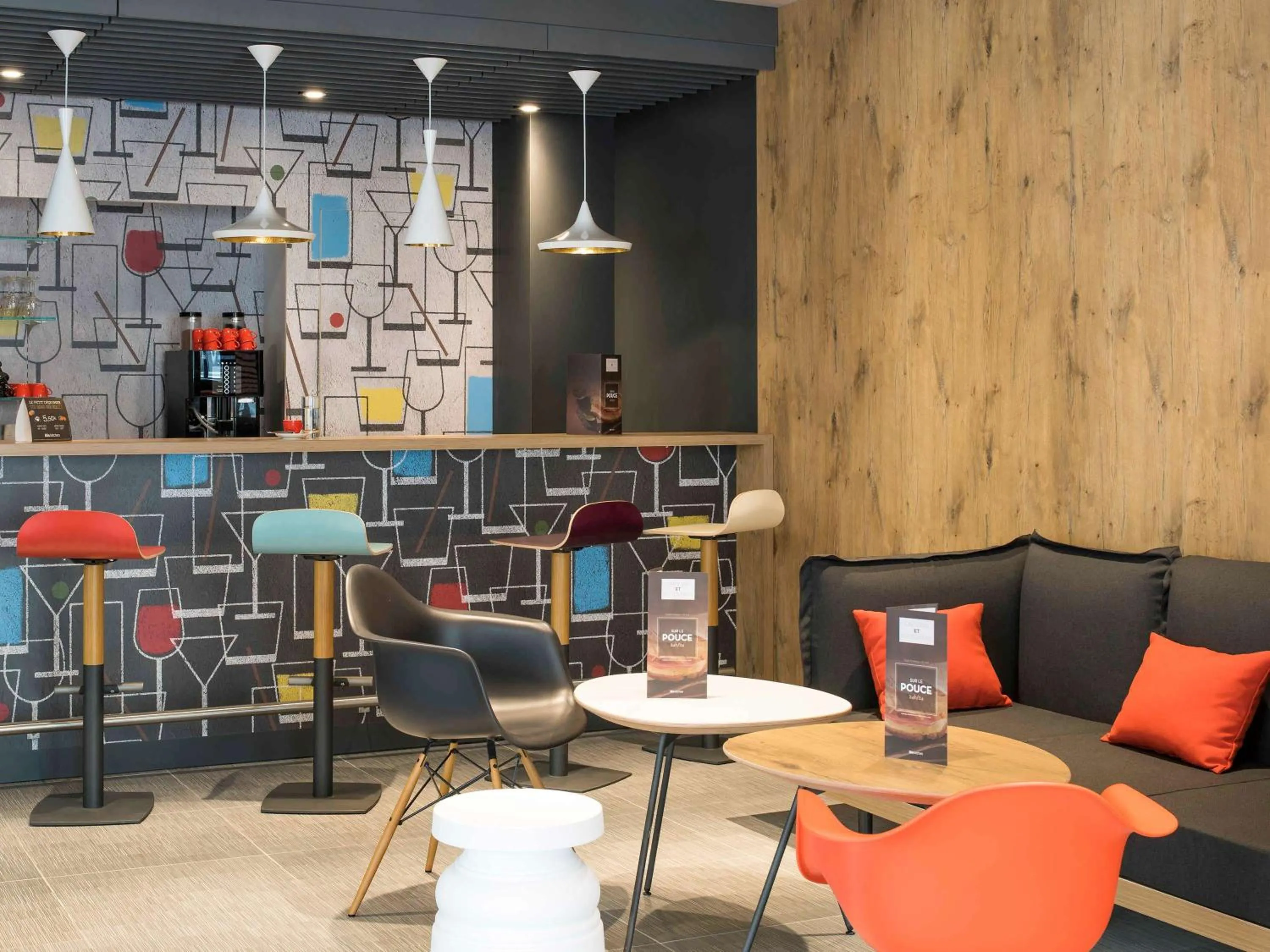 Lounge or bar in ibis Saint Germain en Laye Centre