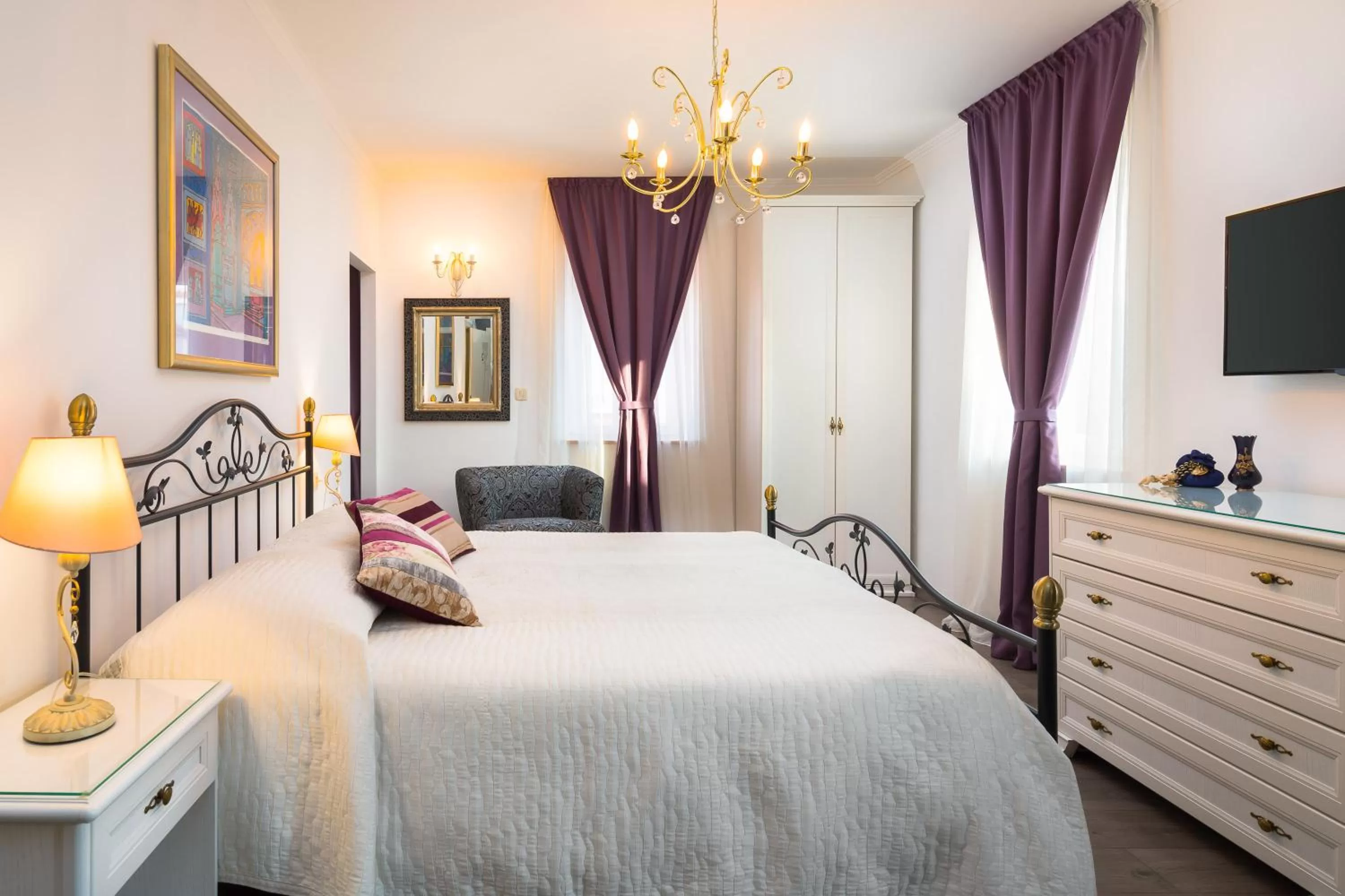 Bed in Romantic Luxury Rooms